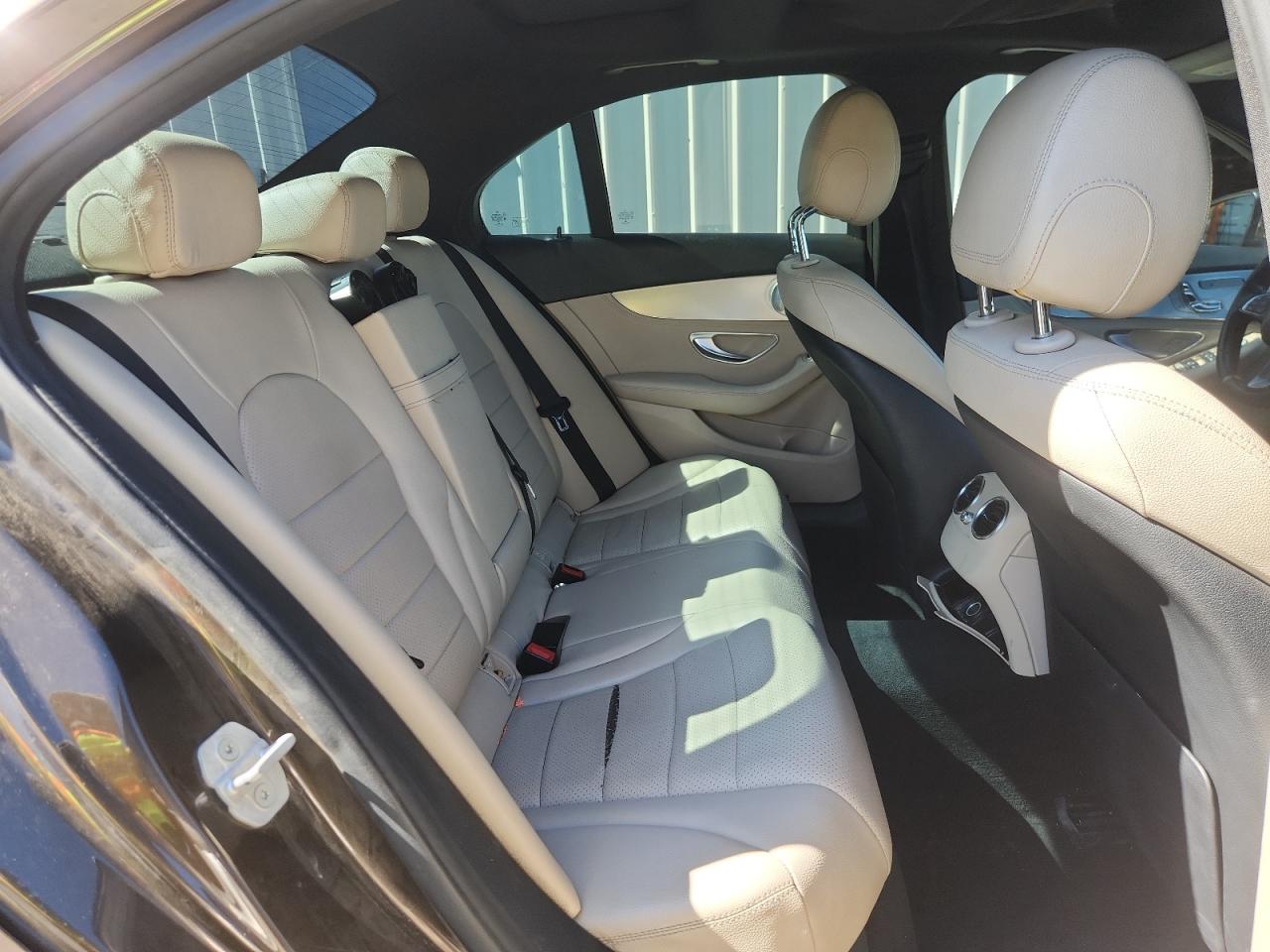 2015 Mercedes-benz C 300 Коричневый vin: 55SWF4JB0FU091263 Damage: Right Rear Seat Cushion, Torn, > 12 Inches