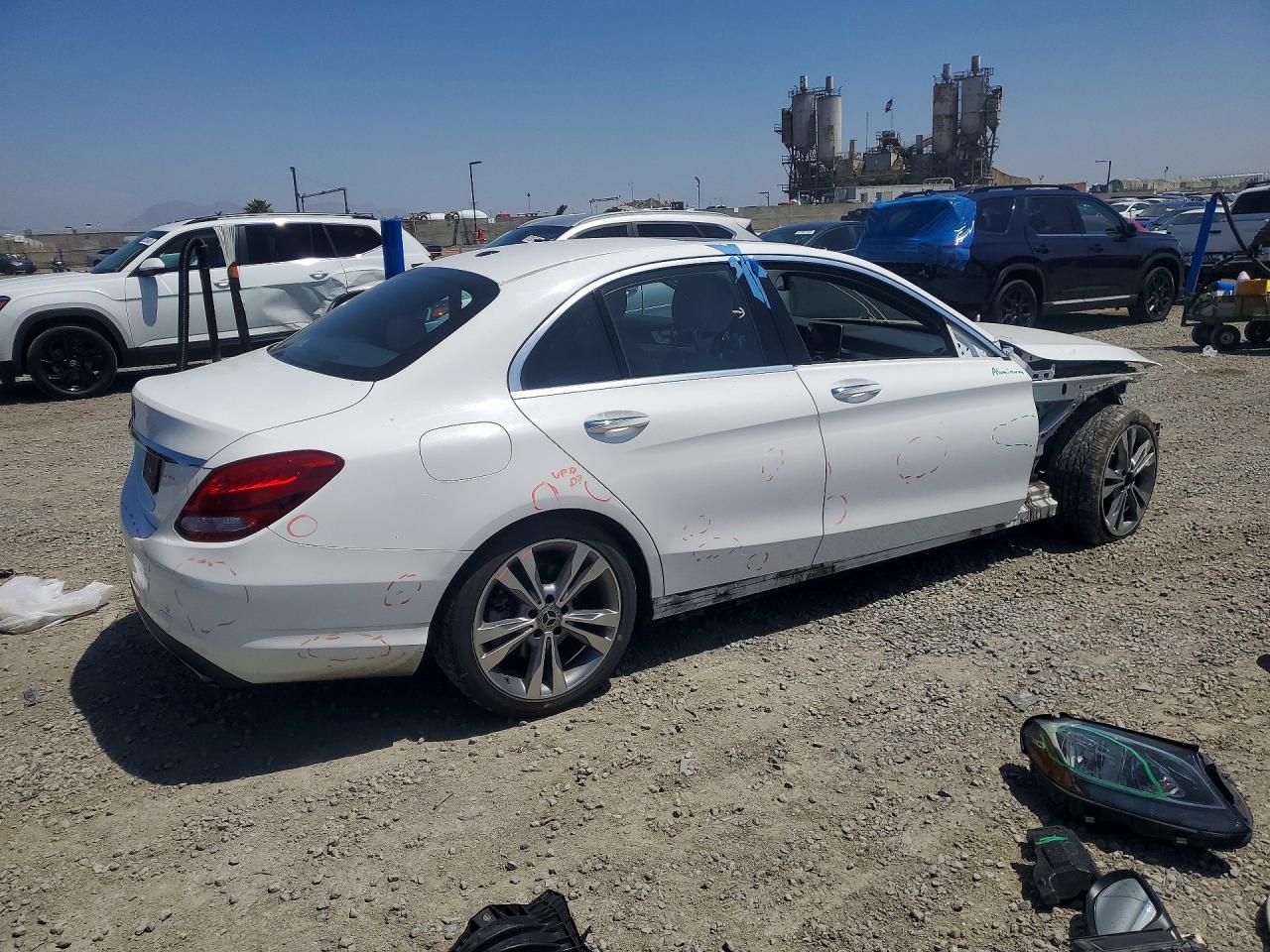 2018 Mercedes-benz C 300 White vin: 55SWF4JB0JU280813