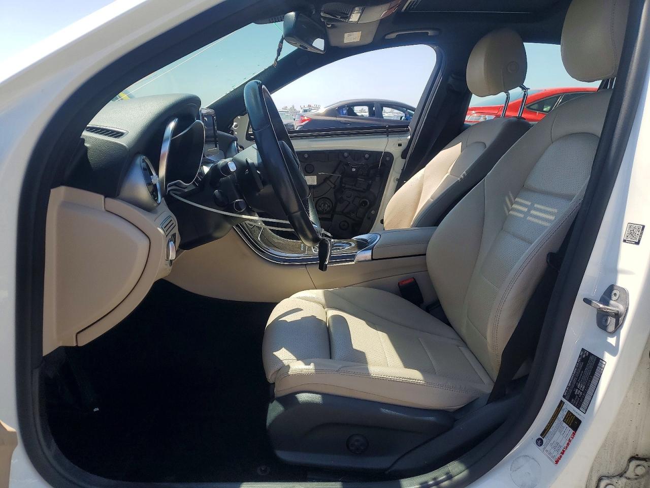 2018 Mercedes-benz C 300 White vin: 55SWF4JB0JU280813