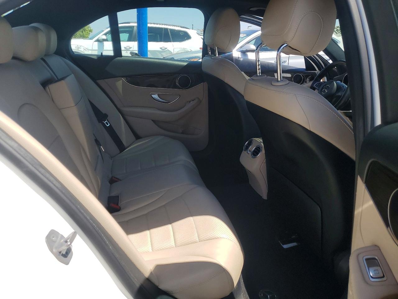 2018 Mercedes-benz C 300 White vin: 55SWF4JB0JU280813