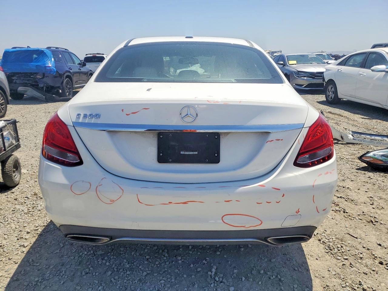 2018 Mercedes-benz C 300 White vin: 55SWF4JB0JU280813