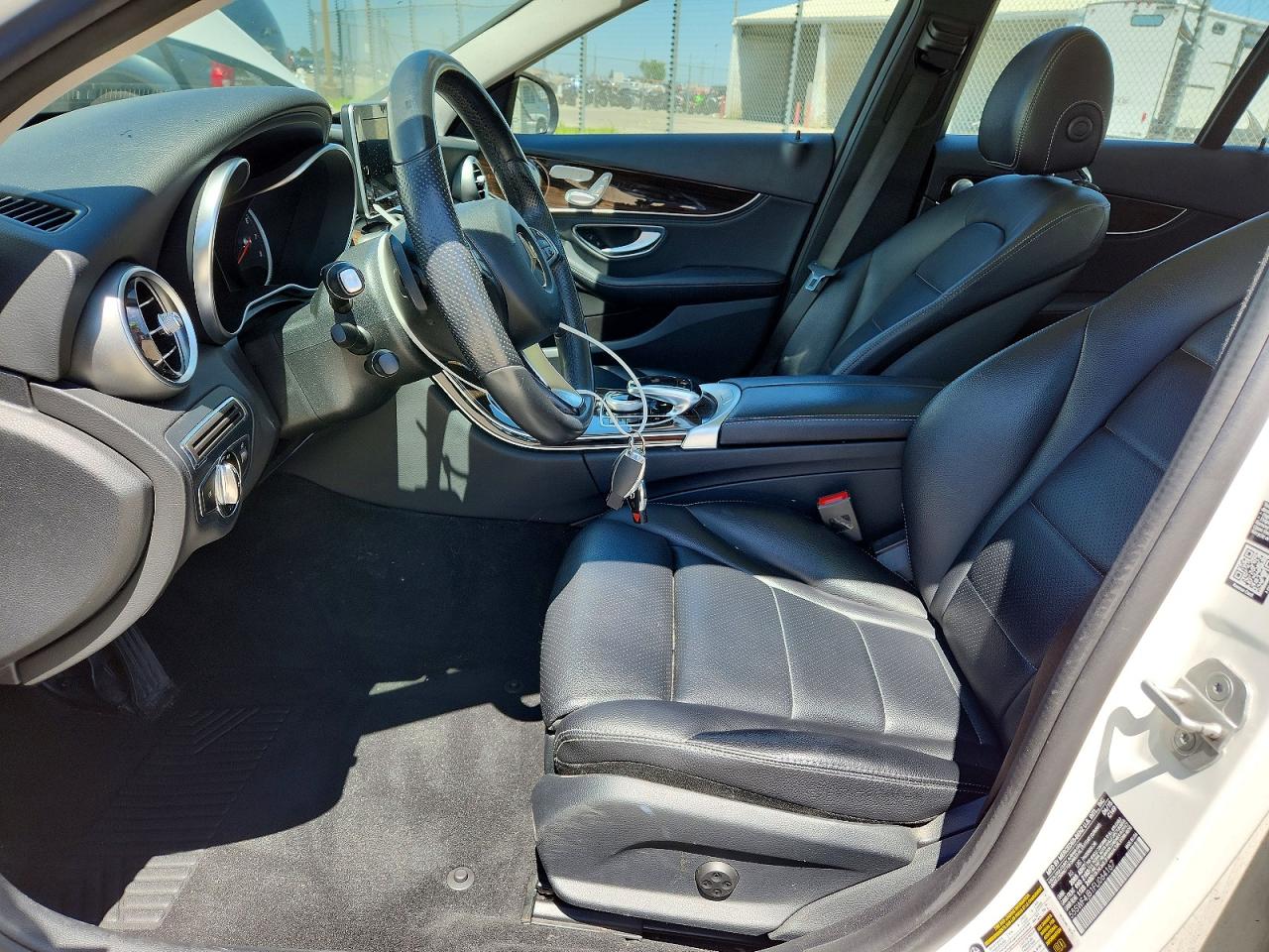 2015 Mercedes-benz C 300 White vin: 55SWF4JB1FU064167