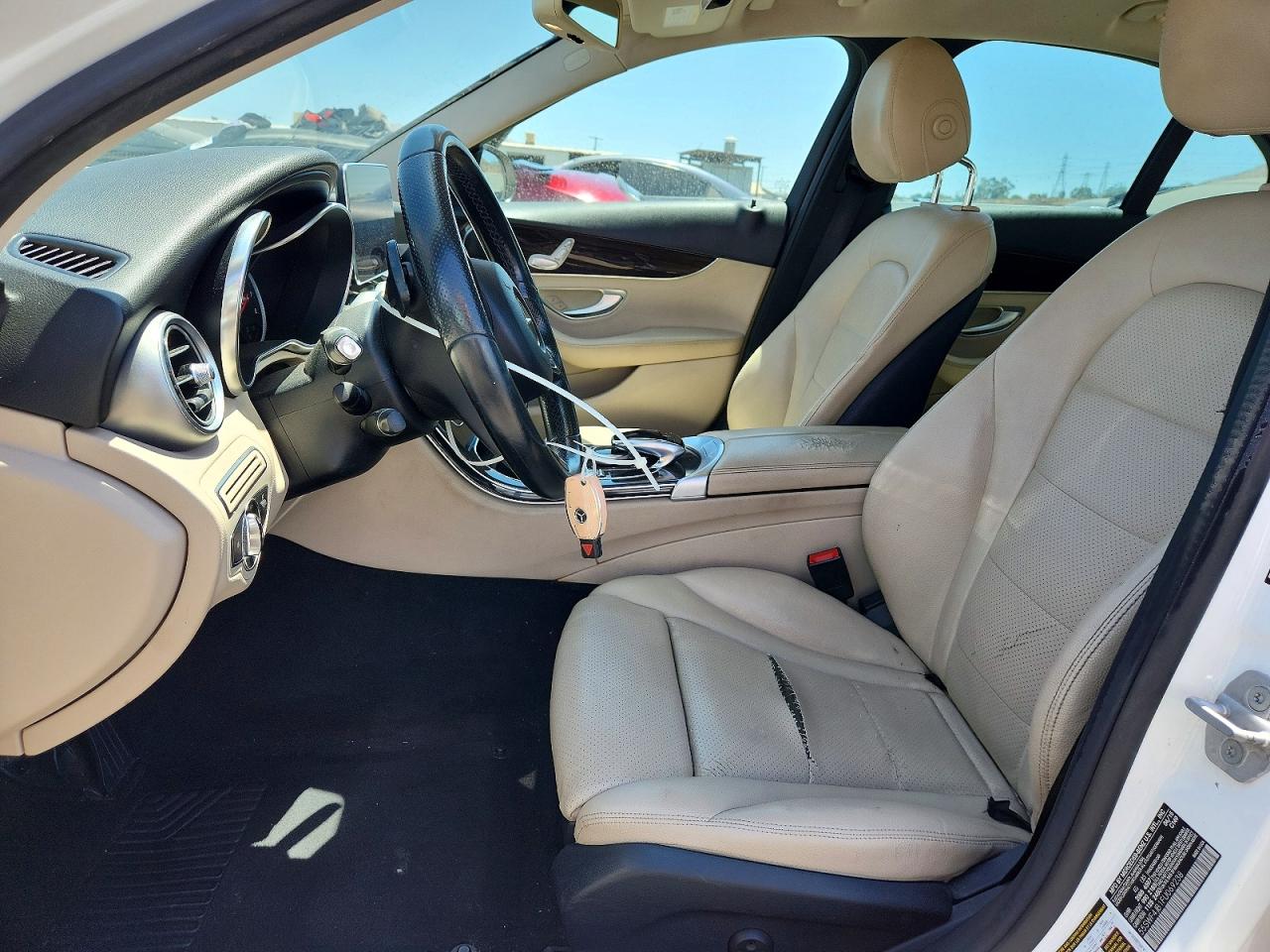 2015 Mercedes-benz C 300 White vin: 55SWF4JB1FU069238