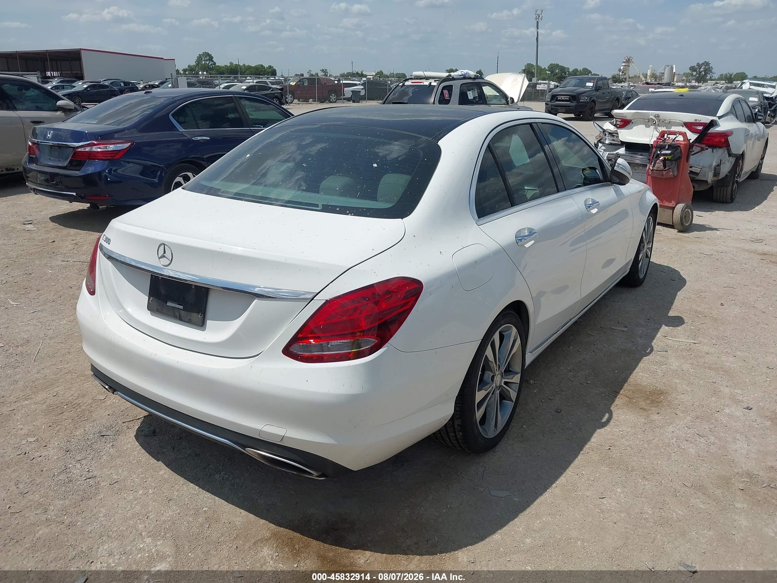 2015 Mercedes-benz C 300   White vin: 55SWF4JB1FU069837