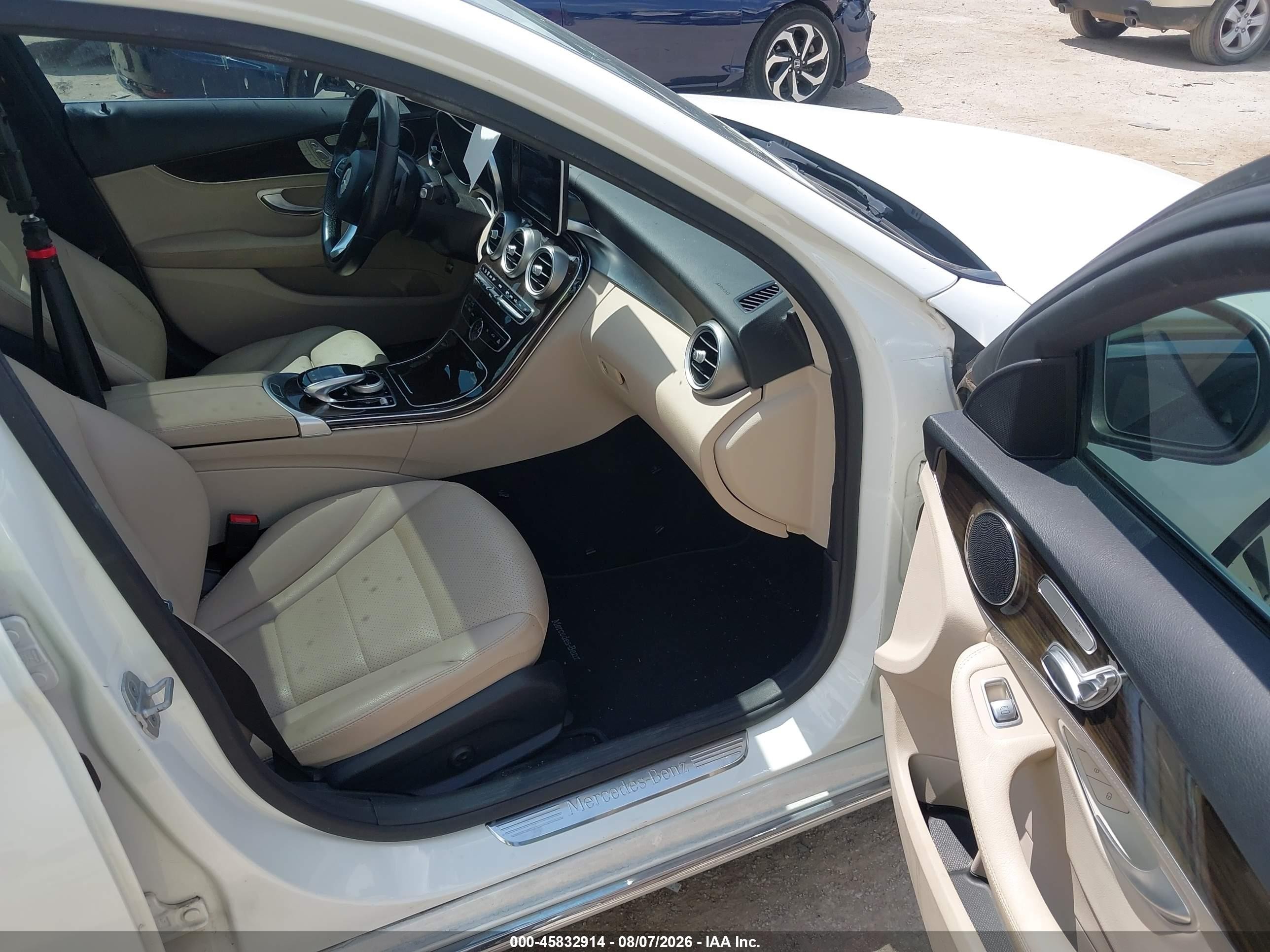 2015 Mercedes-benz C 300   White vin: 55SWF4JB1FU069837