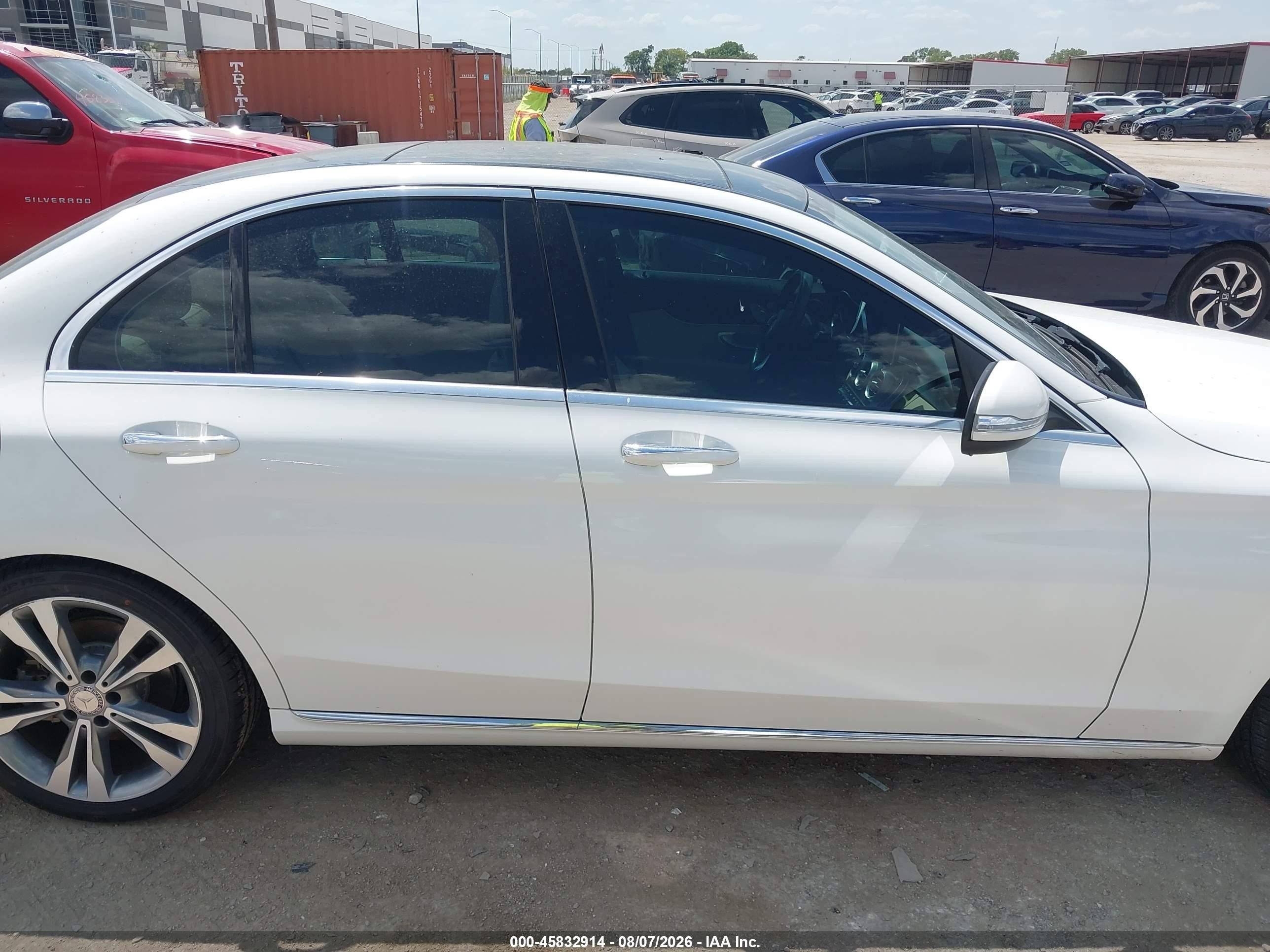 2015 Mercedes-benz C 300   White vin: 55SWF4JB1FU069837