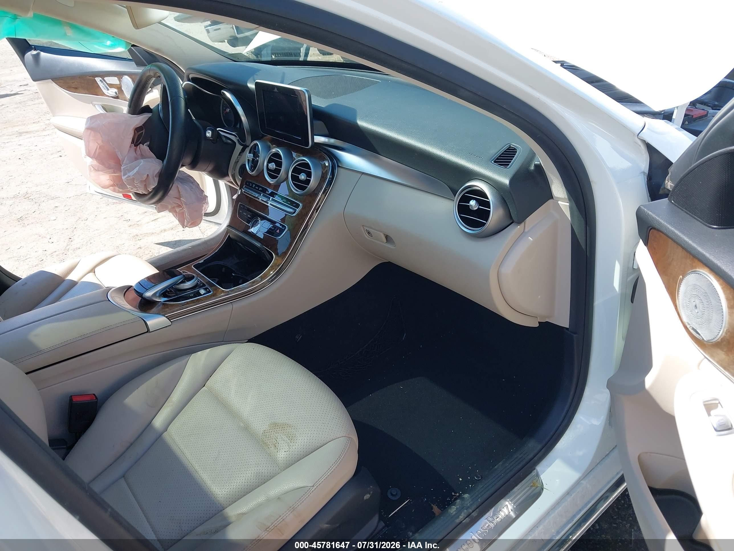 2015 Mercedes-benz C 300   White vin: 55SWF4JB1FU077730