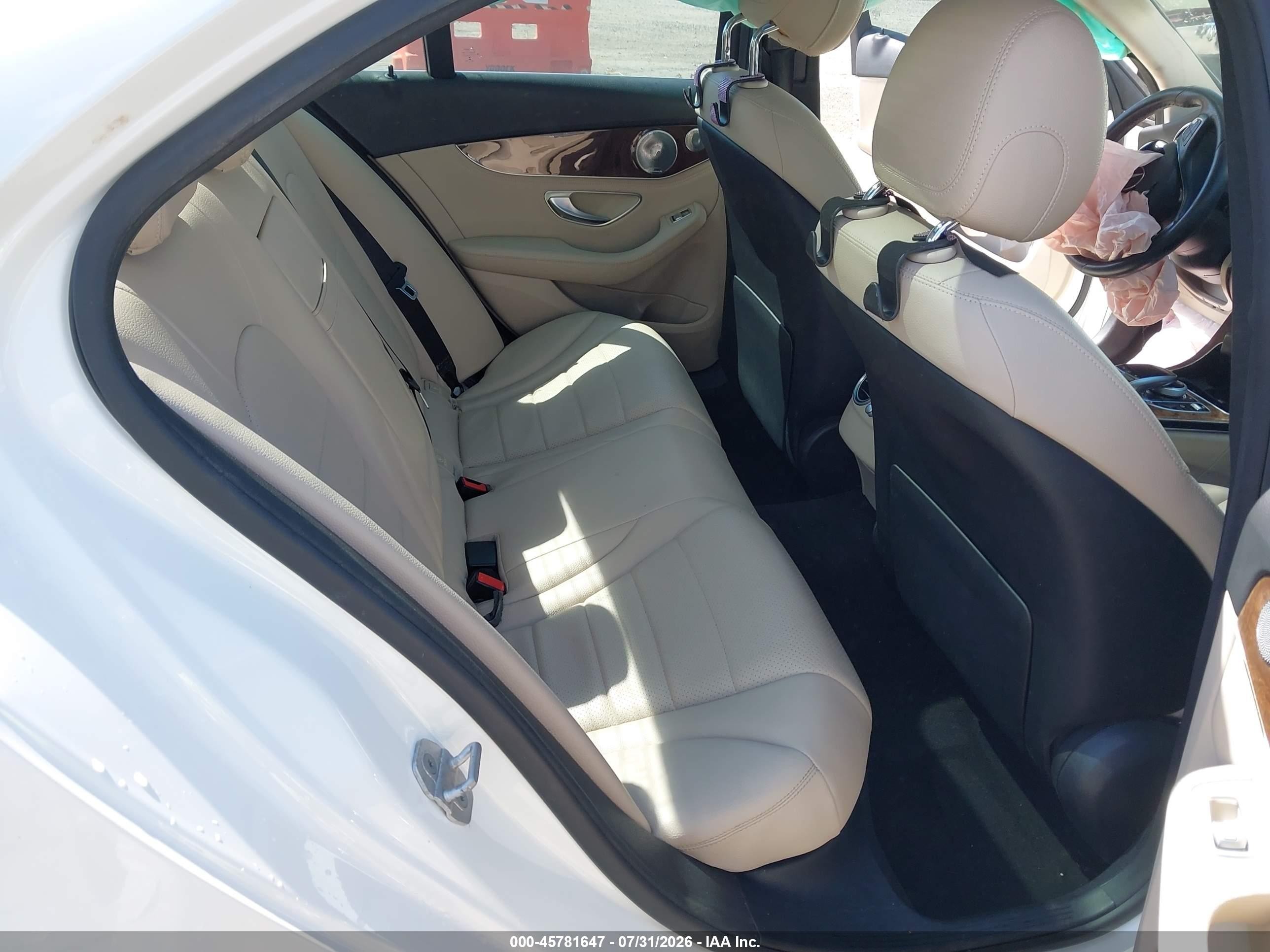 2015 Mercedes-benz C 300   White vin: 55SWF4JB1FU077730
