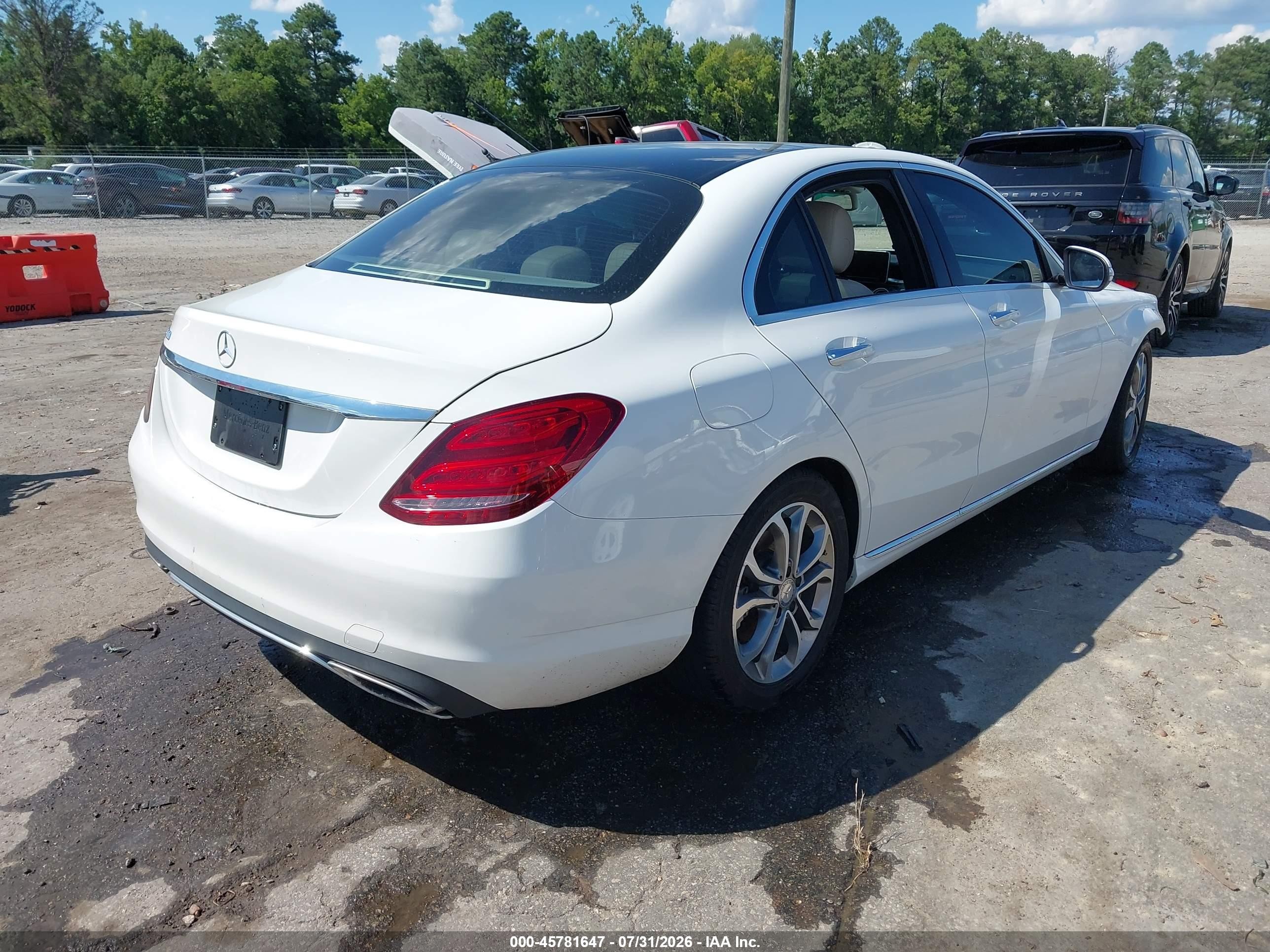 2015 Mercedes-benz C 300   White vin: 55SWF4JB1FU077730