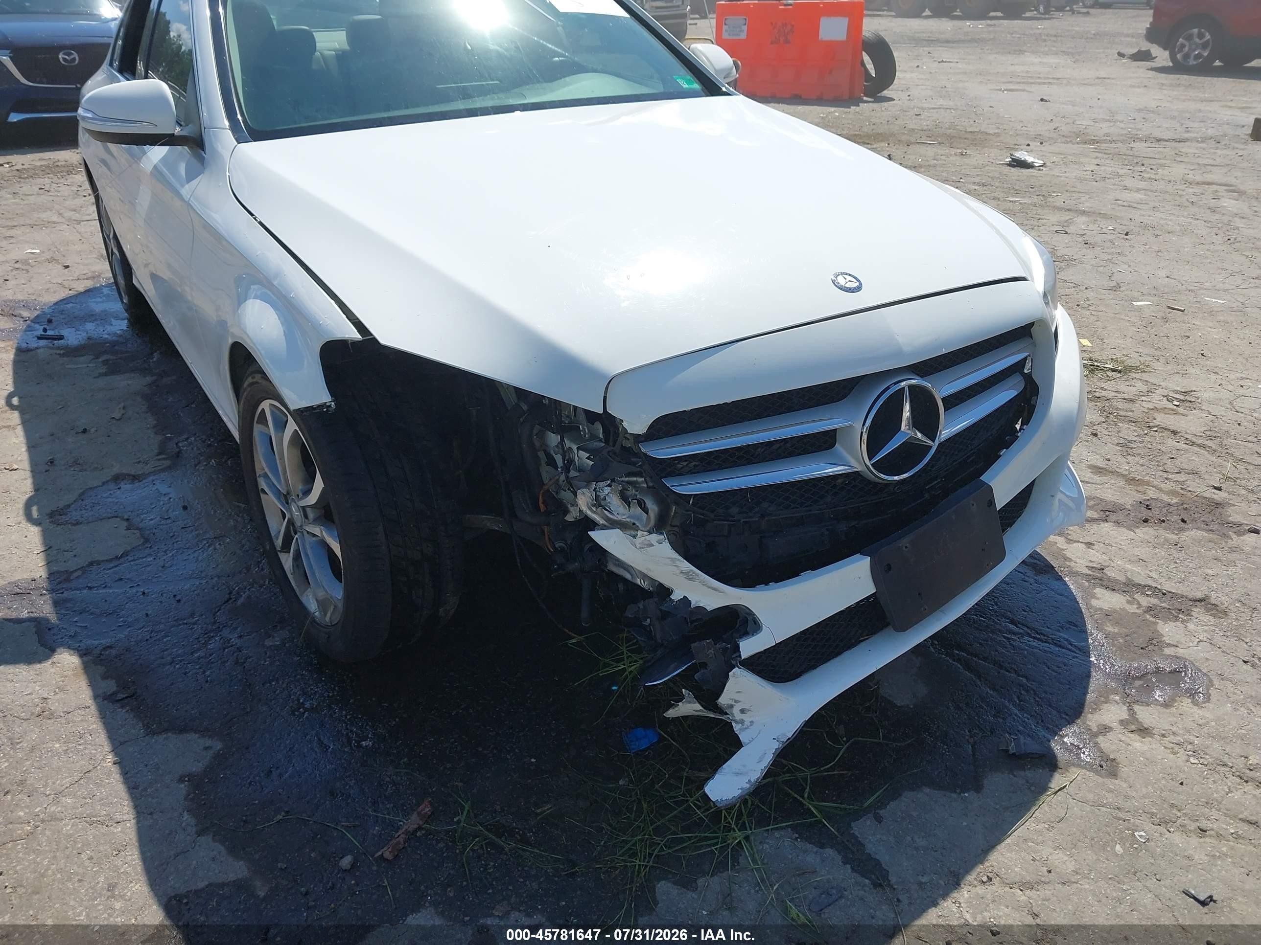 2015 Mercedes-benz C 300   White vin: 55SWF4JB1FU077730