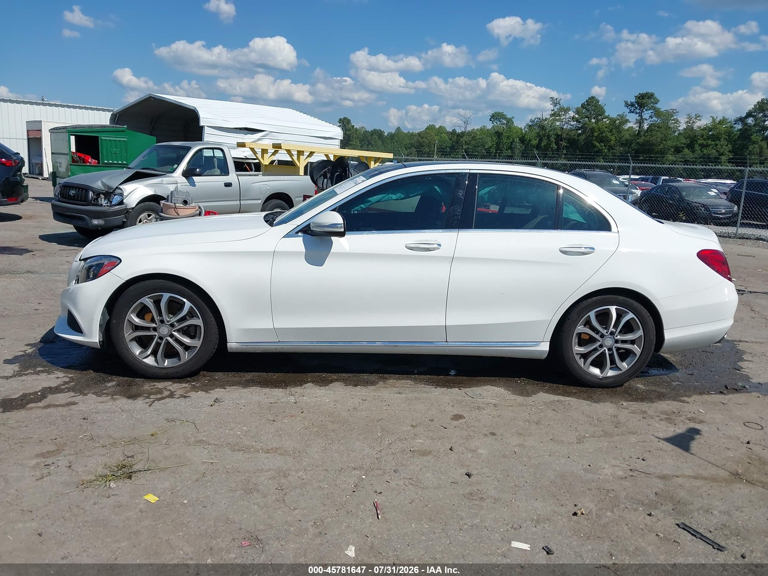 2015 Mercedes-benz C 300   White vin: 55SWF4JB1FU077730