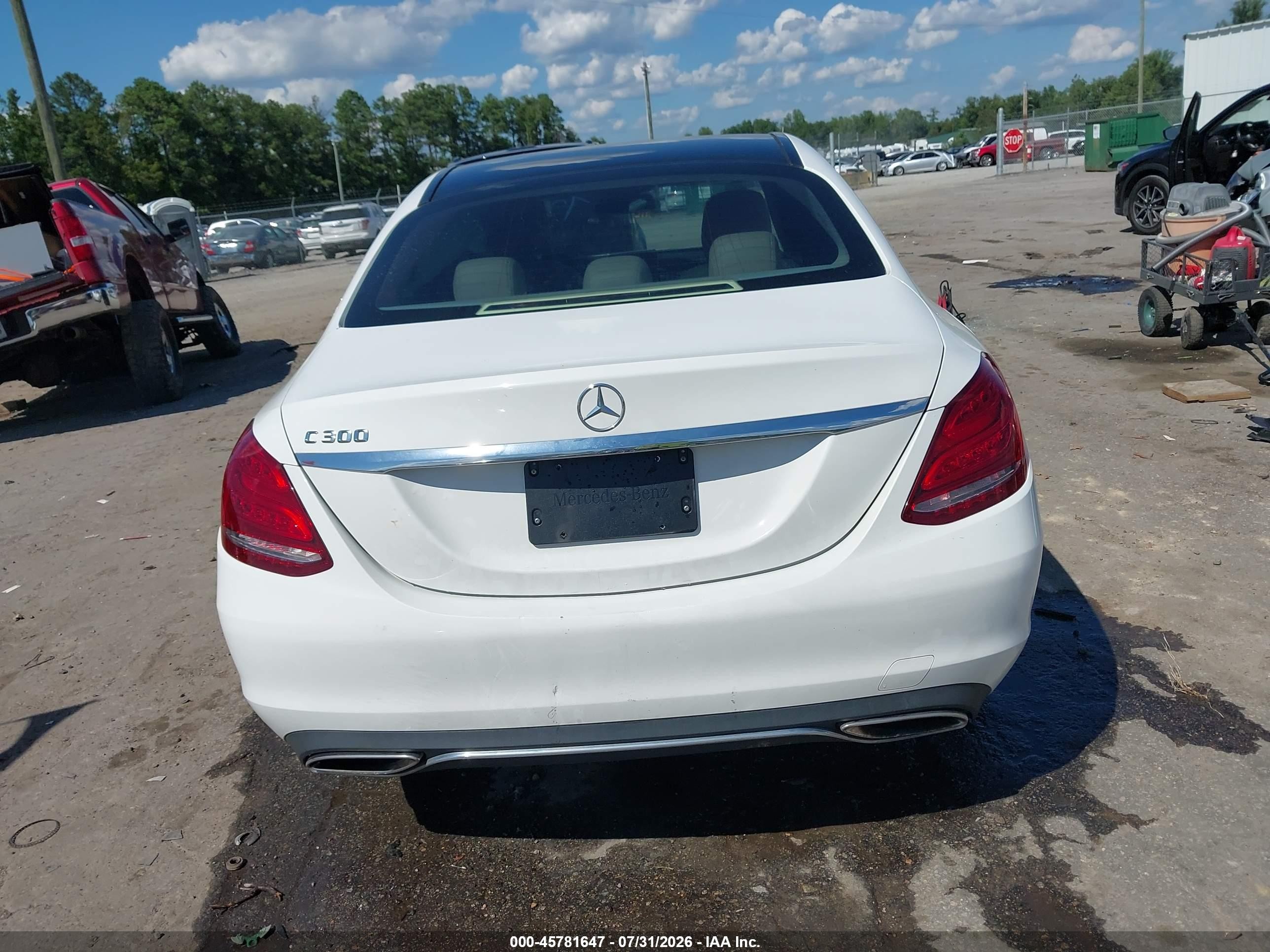 2015 Mercedes-benz C 300   White vin: 55SWF4JB1FU077730