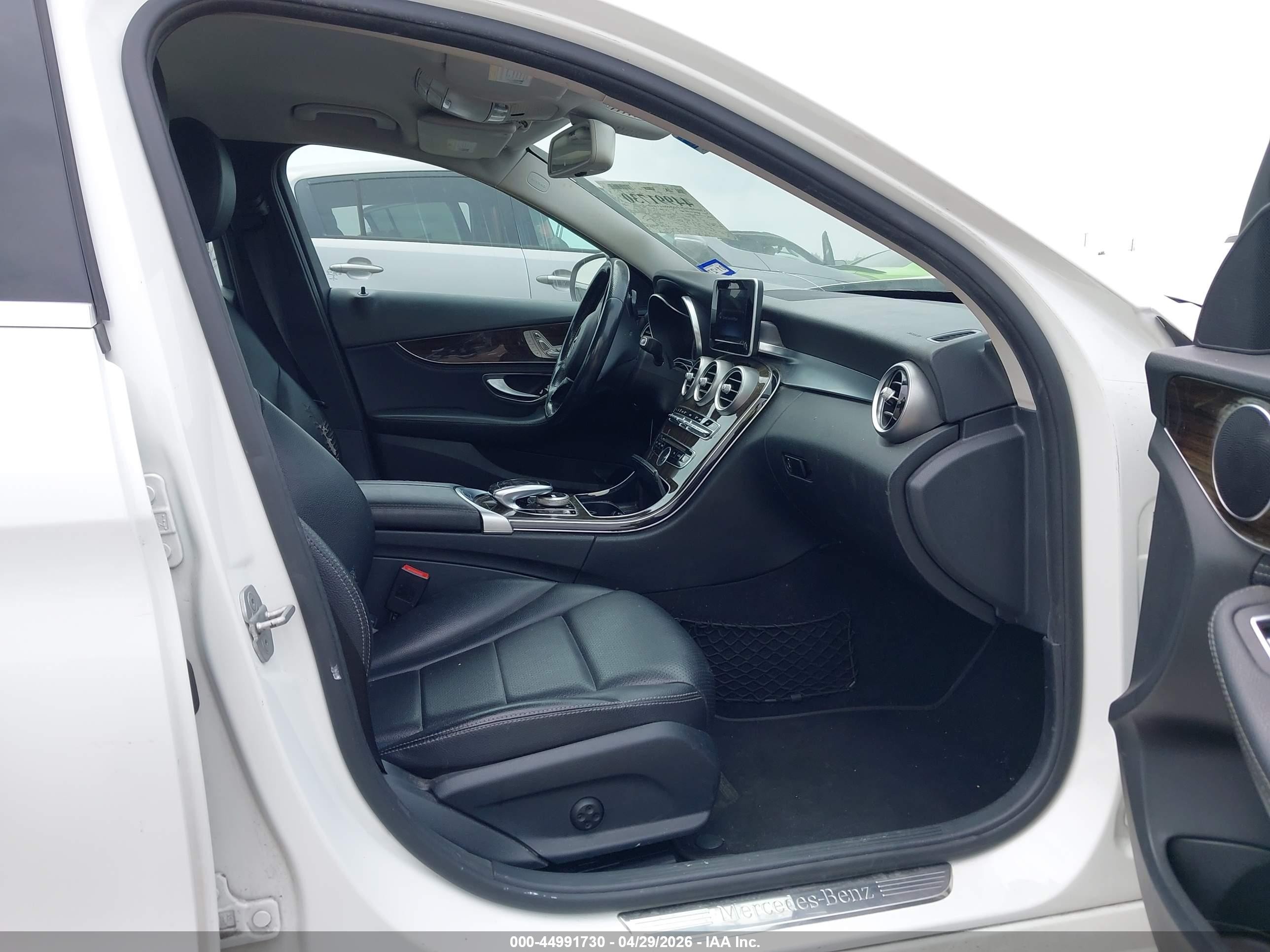 2015 Mercedes-benz C 300   White vin: 55SWF4JB1FU093040
