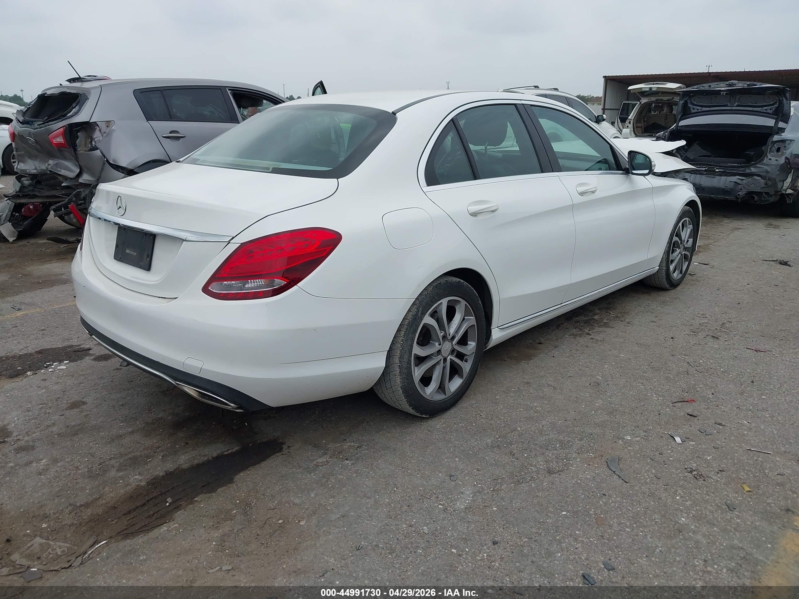 2015 Mercedes-benz C 300   White vin: 55SWF4JB1FU093040