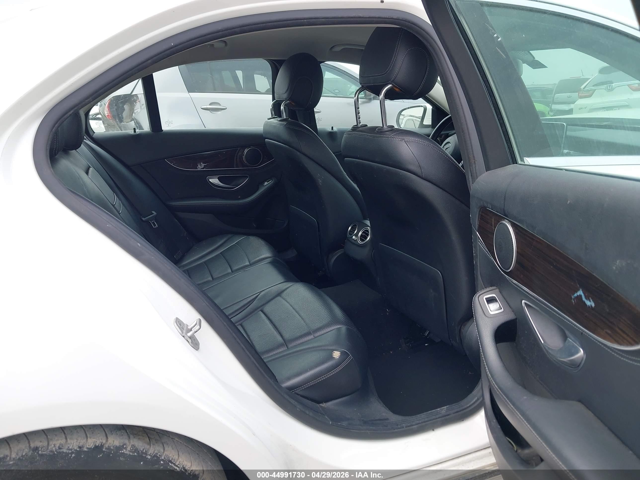 2015 Mercedes-benz C 300   White vin: 55SWF4JB1FU093040
