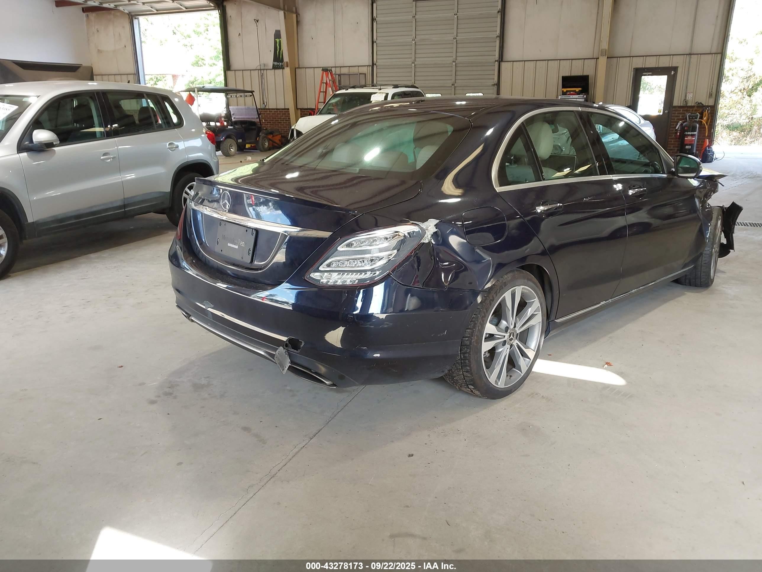 2018 Mercedes-benz C 300   Blue vin: 55SWF4JB1JU250980