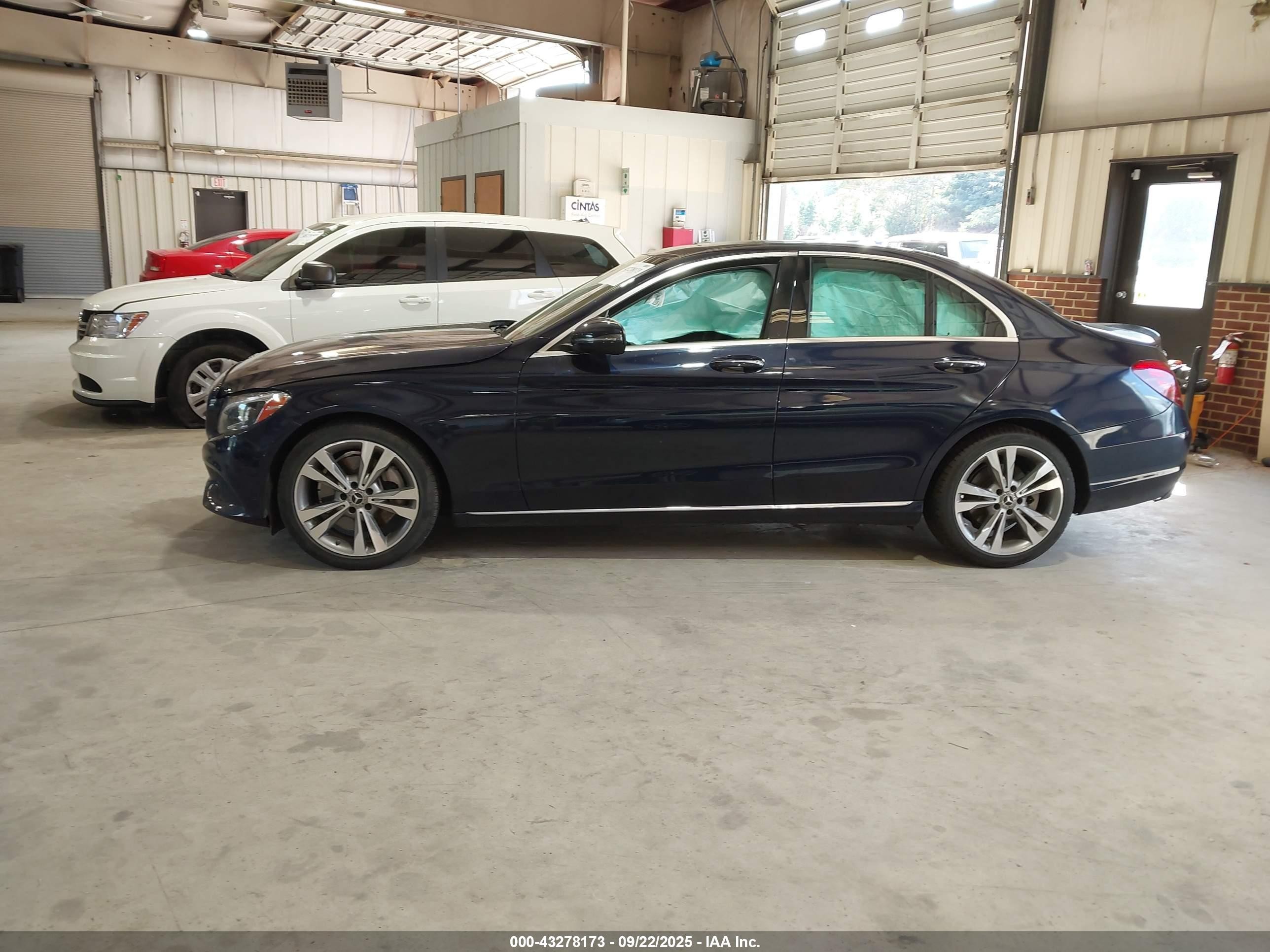 2018 Mercedes-benz C 300   Blue vin: 55SWF4JB1JU250980