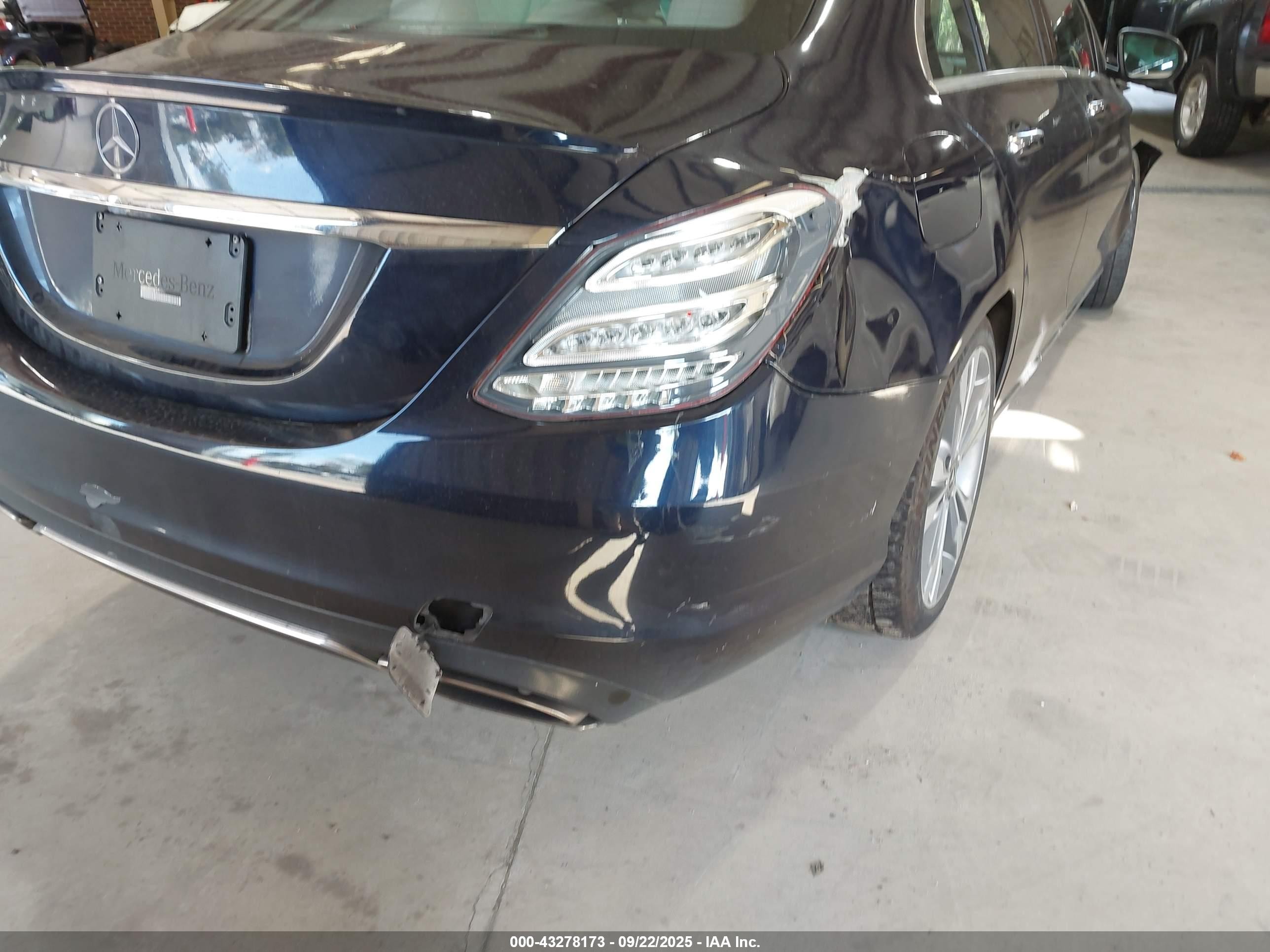 2018 Mercedes-benz C 300   Blue vin: 55SWF4JB1JU250980