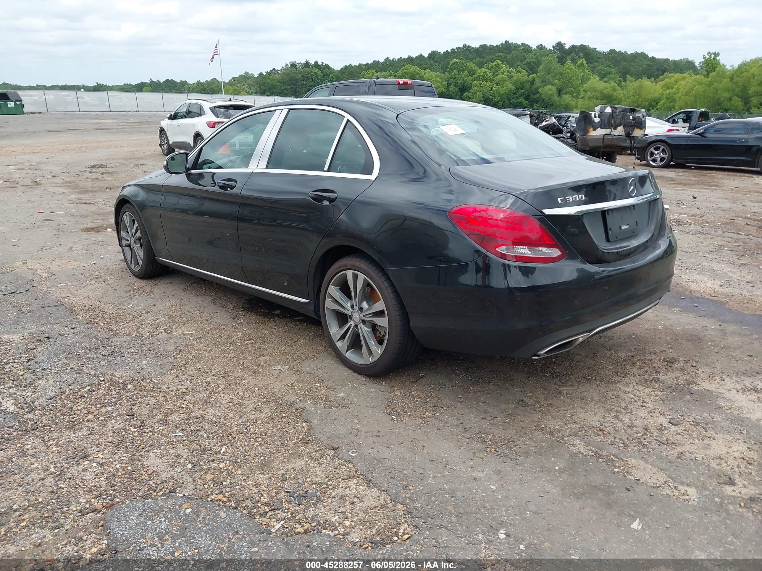 2015 Mercedes-benz C 300   Черный vin: 55SWF4JB2FU045675