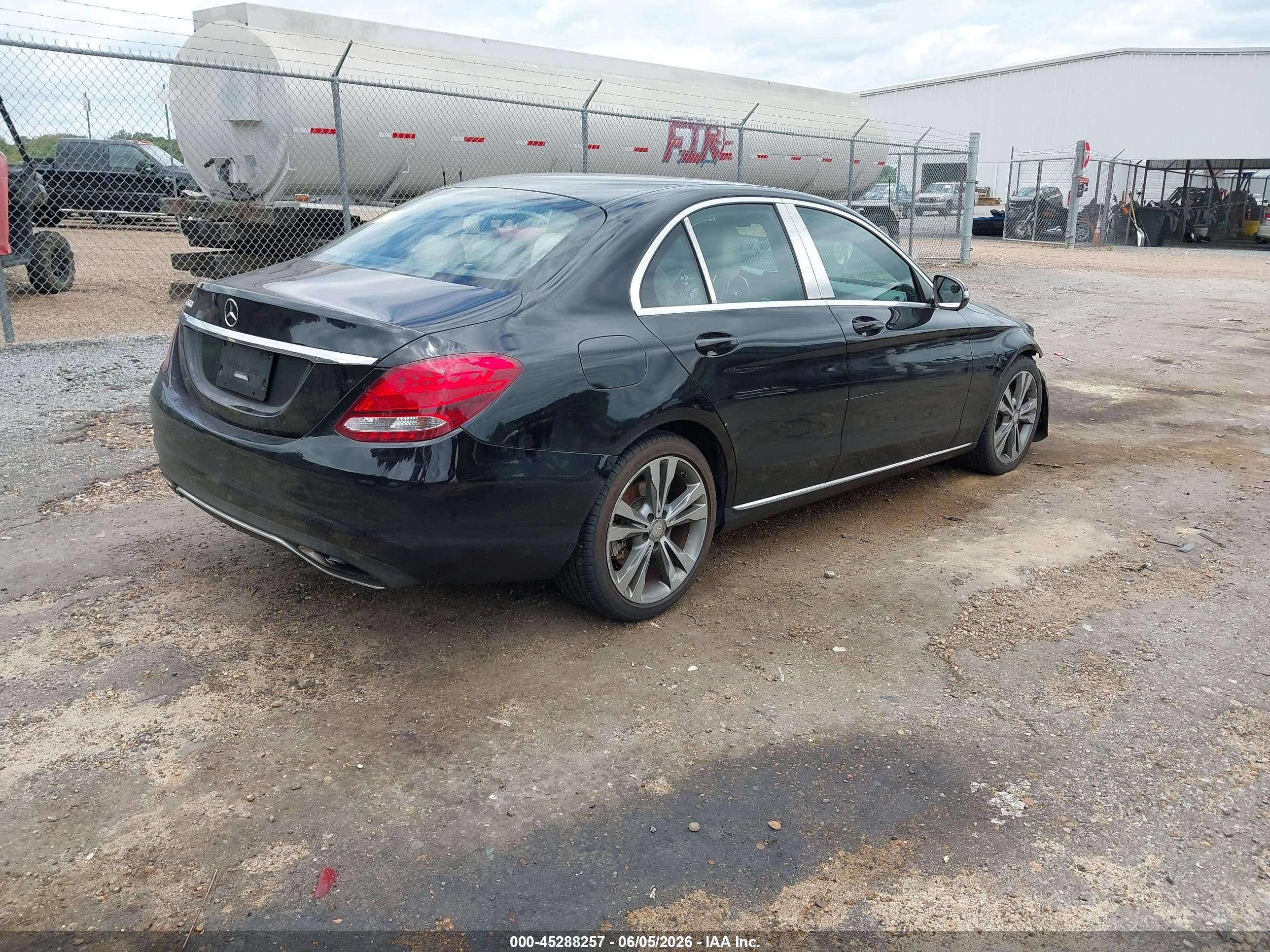 2015 Mercedes-benz C 300   Черный vin: 55SWF4JB2FU045675