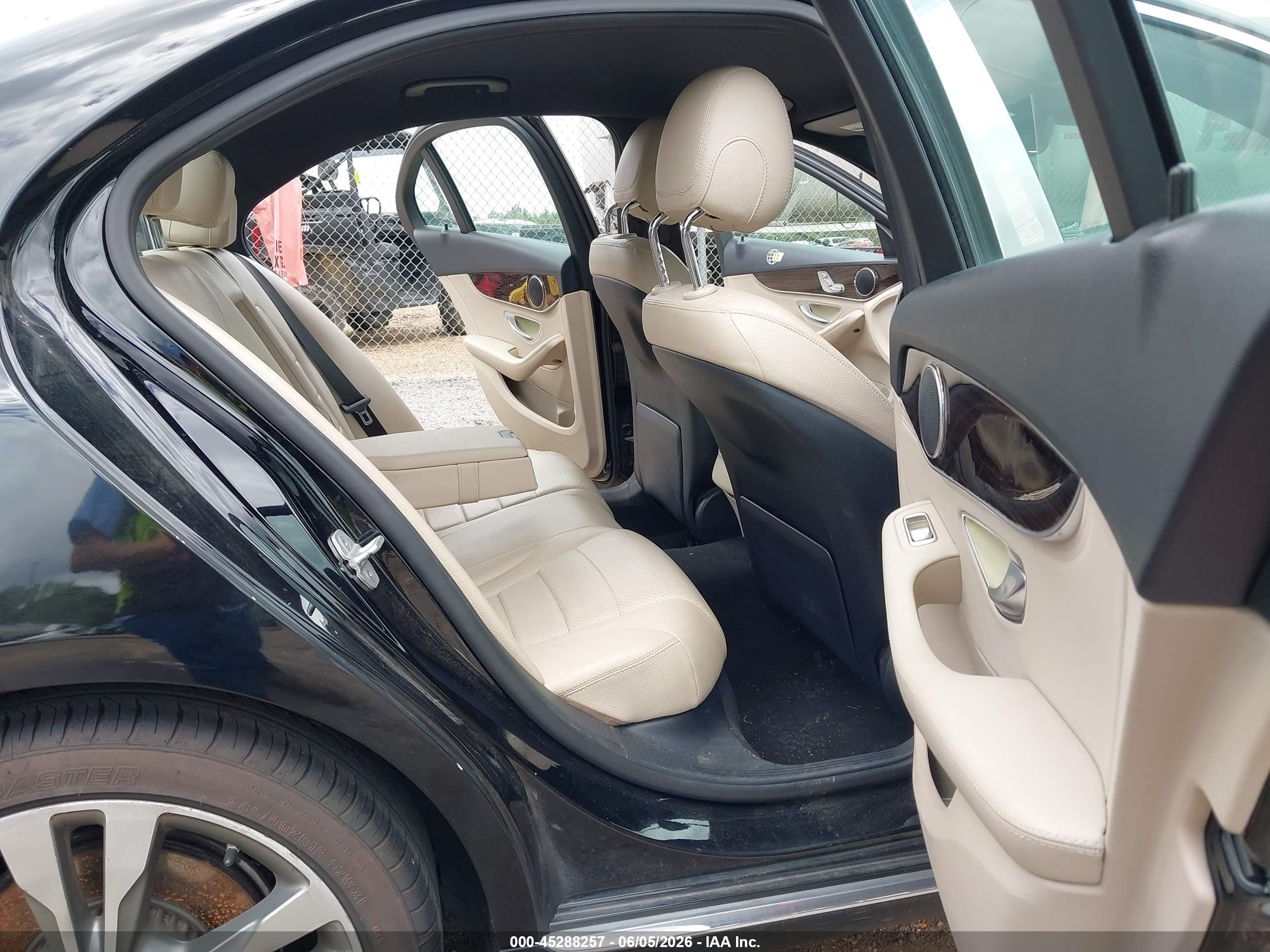 2015 Mercedes-benz C 300   Черный vin: 55SWF4JB2FU045675