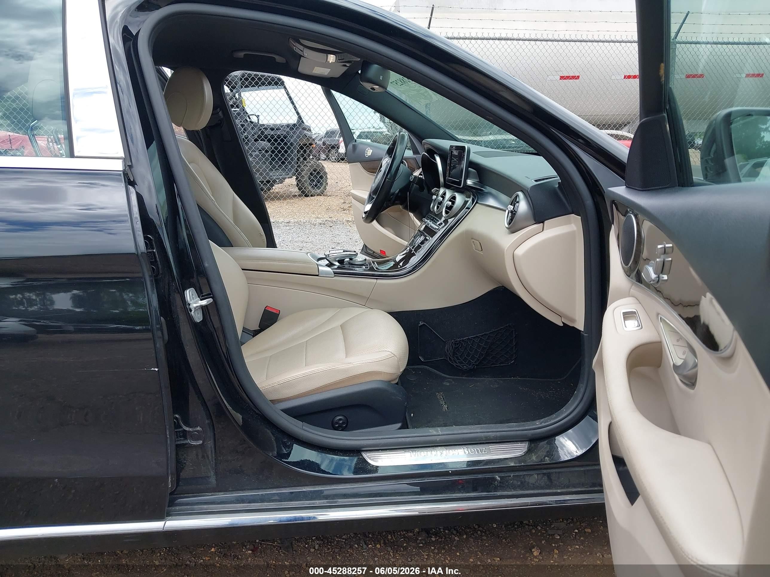2015 Mercedes-benz C 300   Черный vin: 55SWF4JB2FU045675