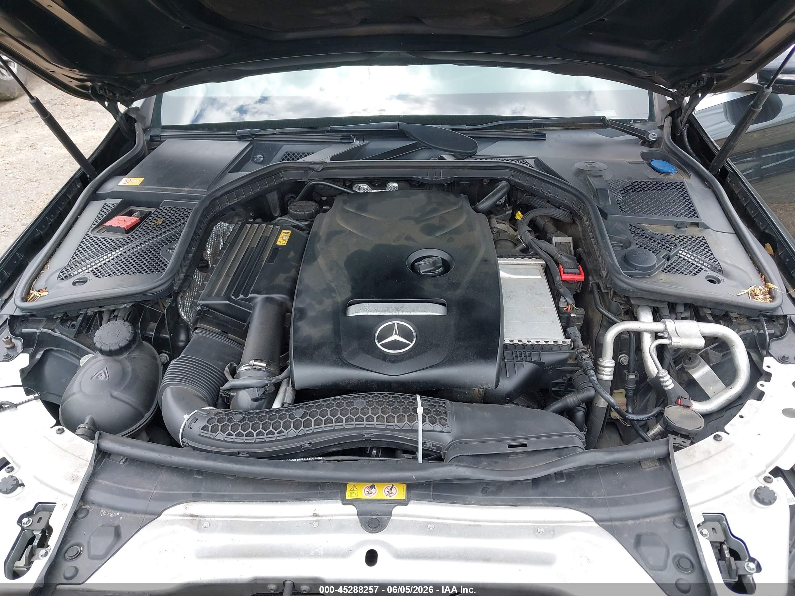 2015 Mercedes-benz C 300   Черный vin: 55SWF4JB2FU045675