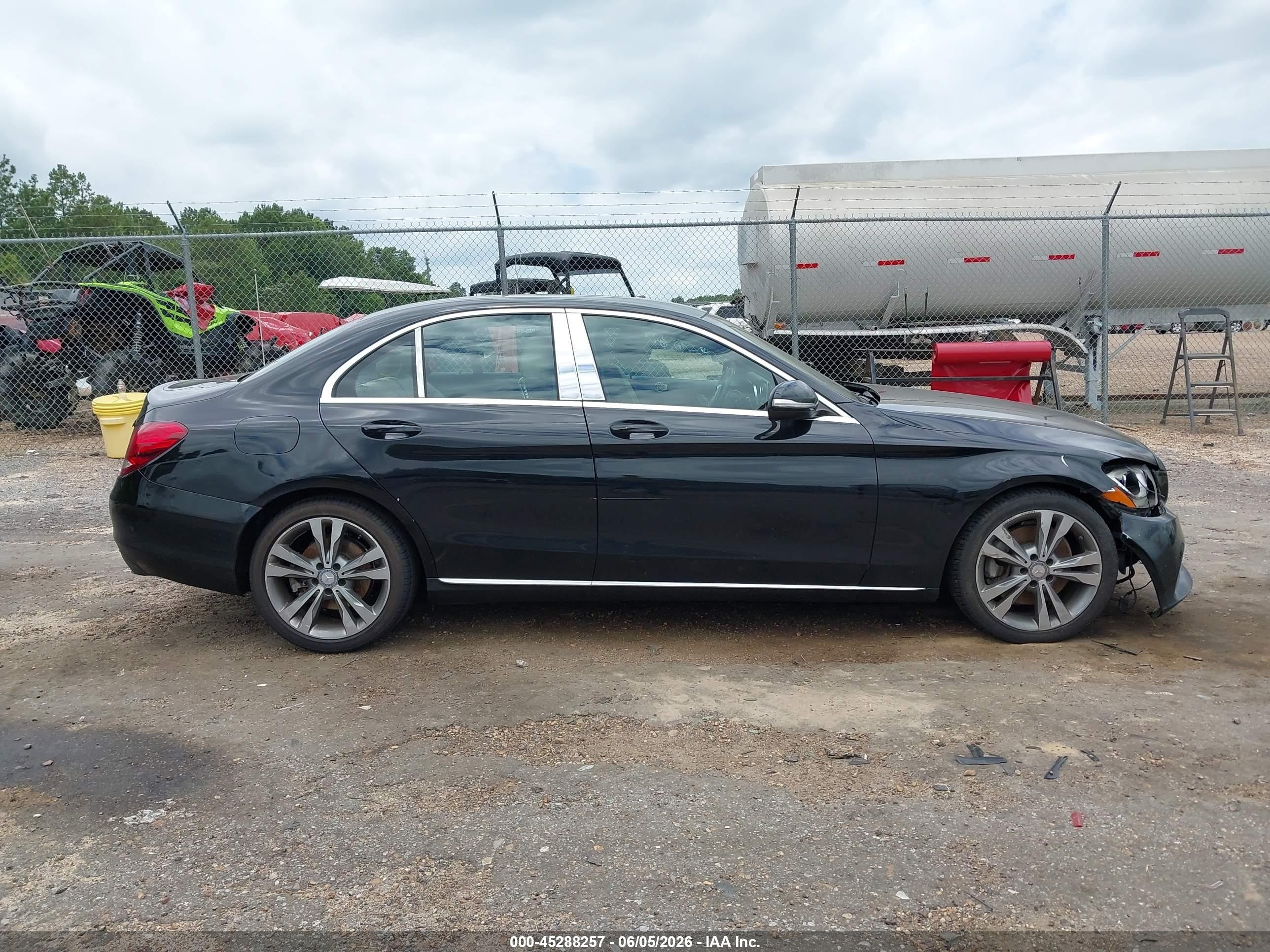 2015 Mercedes-benz C 300   Черный vin: 55SWF4JB2FU045675