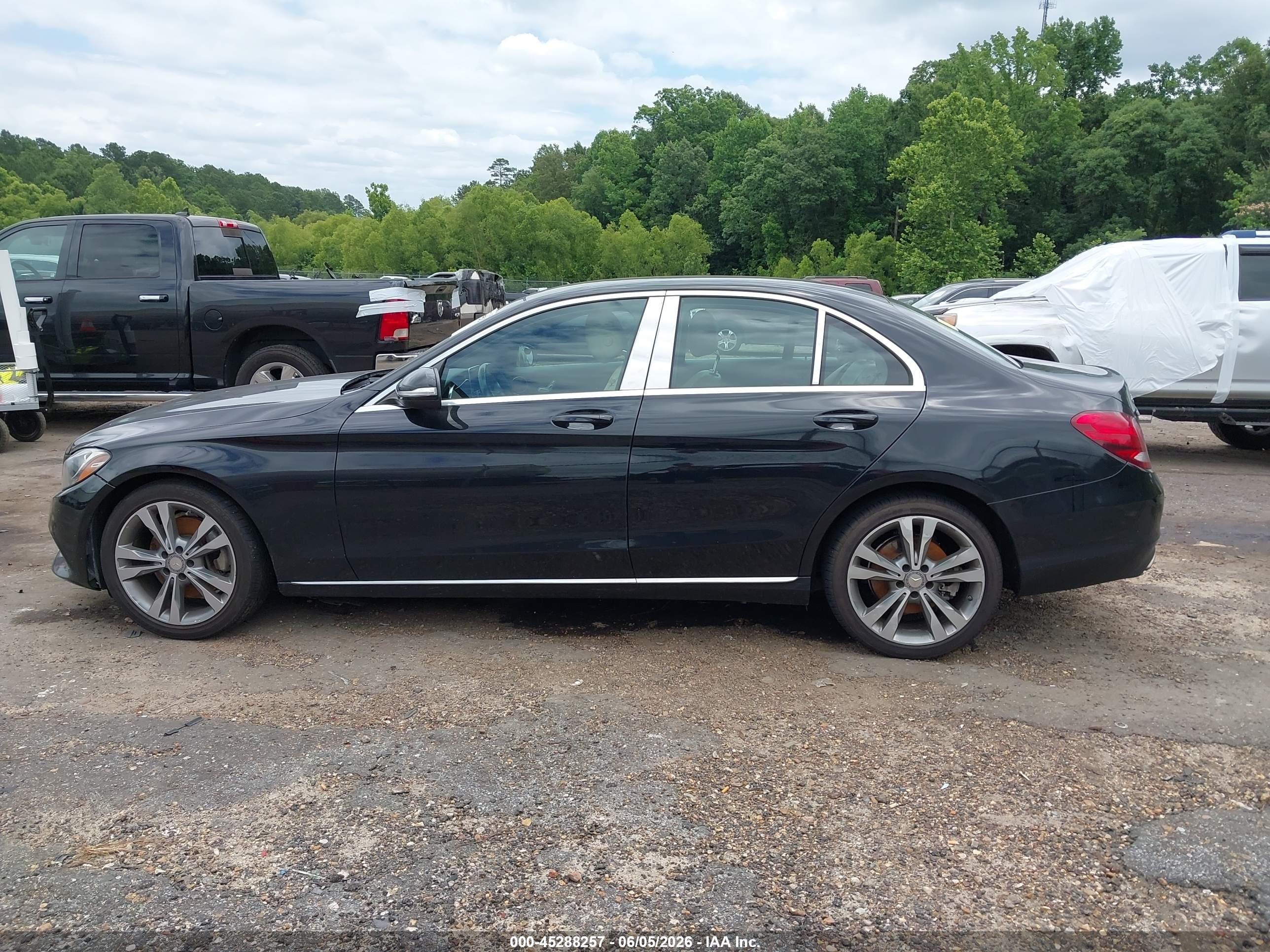 2015 Mercedes-benz C 300   Черный vin: 55SWF4JB2FU045675