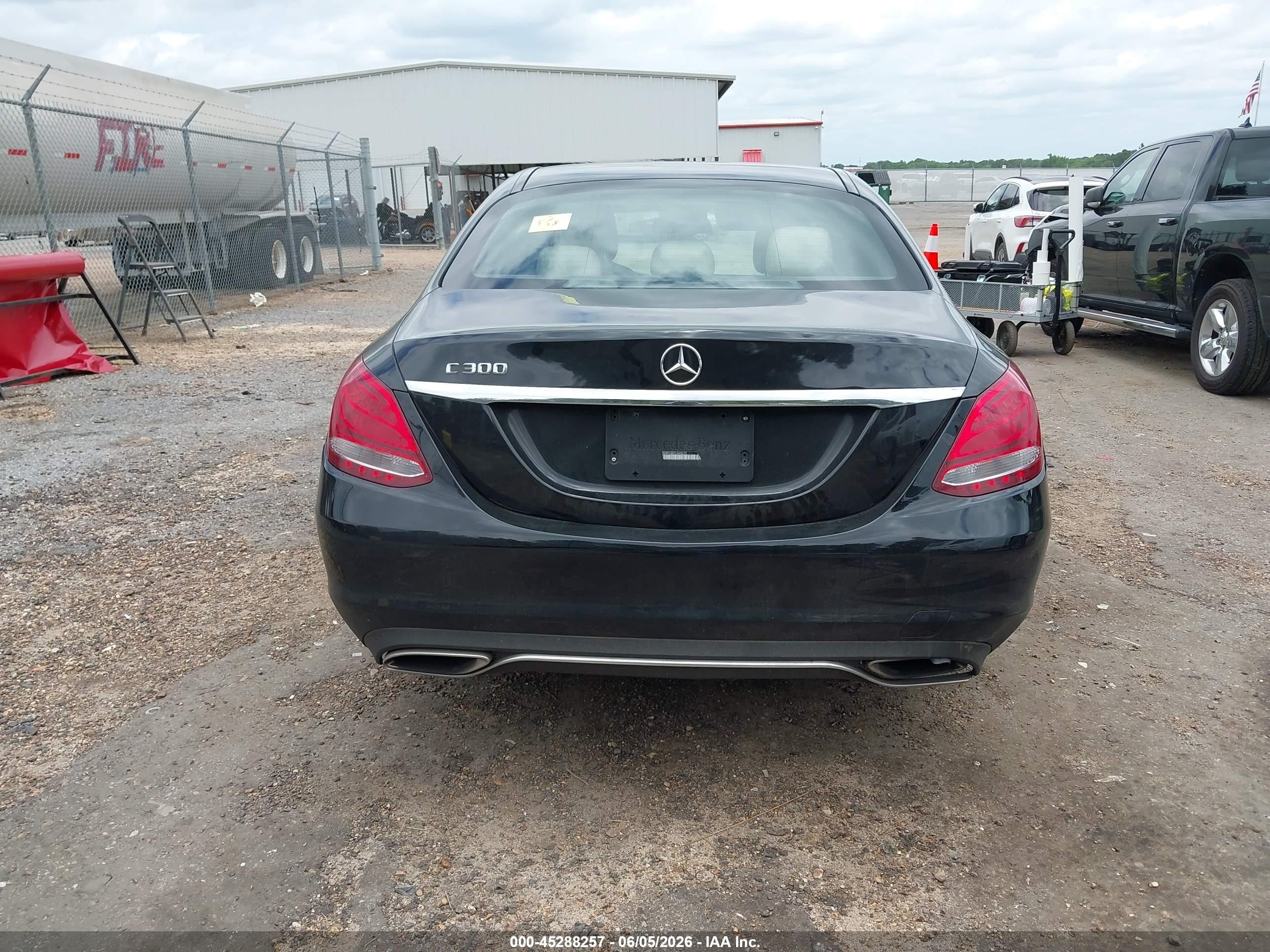 2015 Mercedes-benz C 300   Черный vin: 55SWF4JB2FU045675