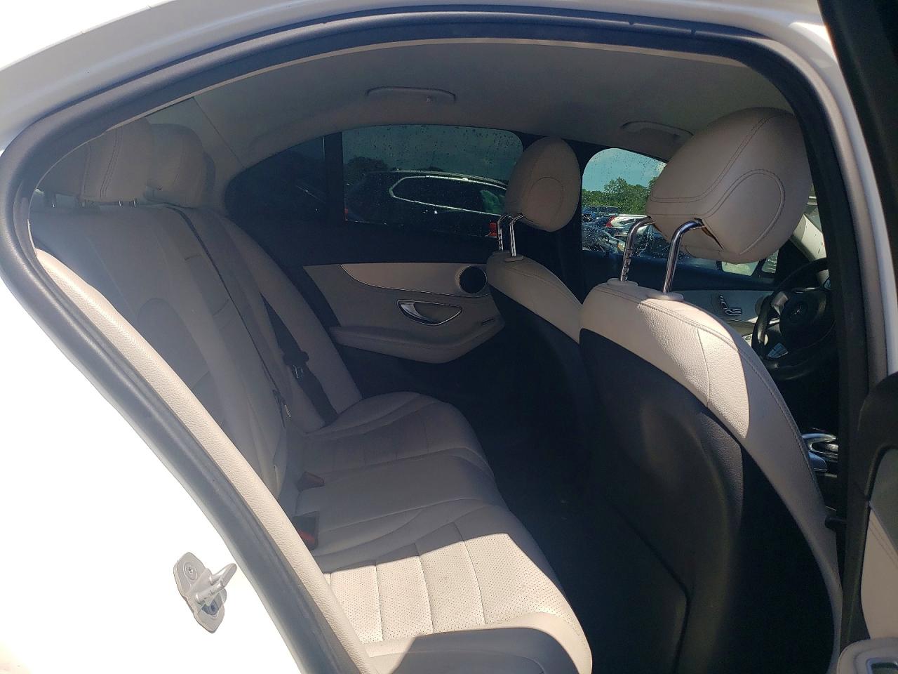 2015 Mercedes-benz C 300 White vin: 55SWF4JB2FU054621