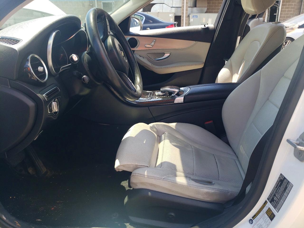 2015 Mercedes-benz C 300 White vin: 55SWF4JB2FU054621