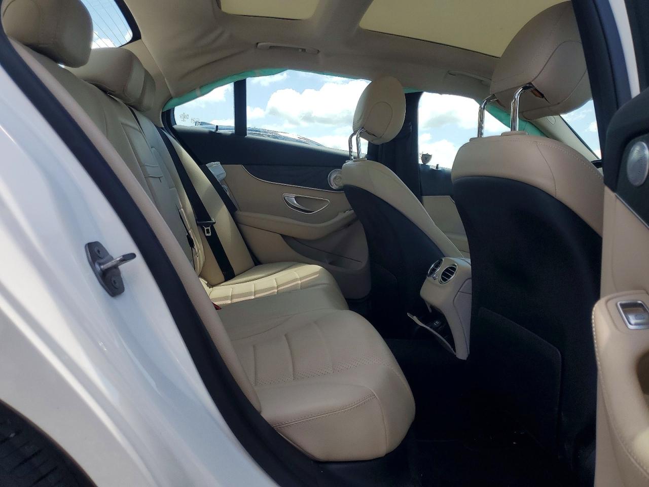 2016 Mercedes-benz C 300 White vin: 55SWF4JB2GU178633