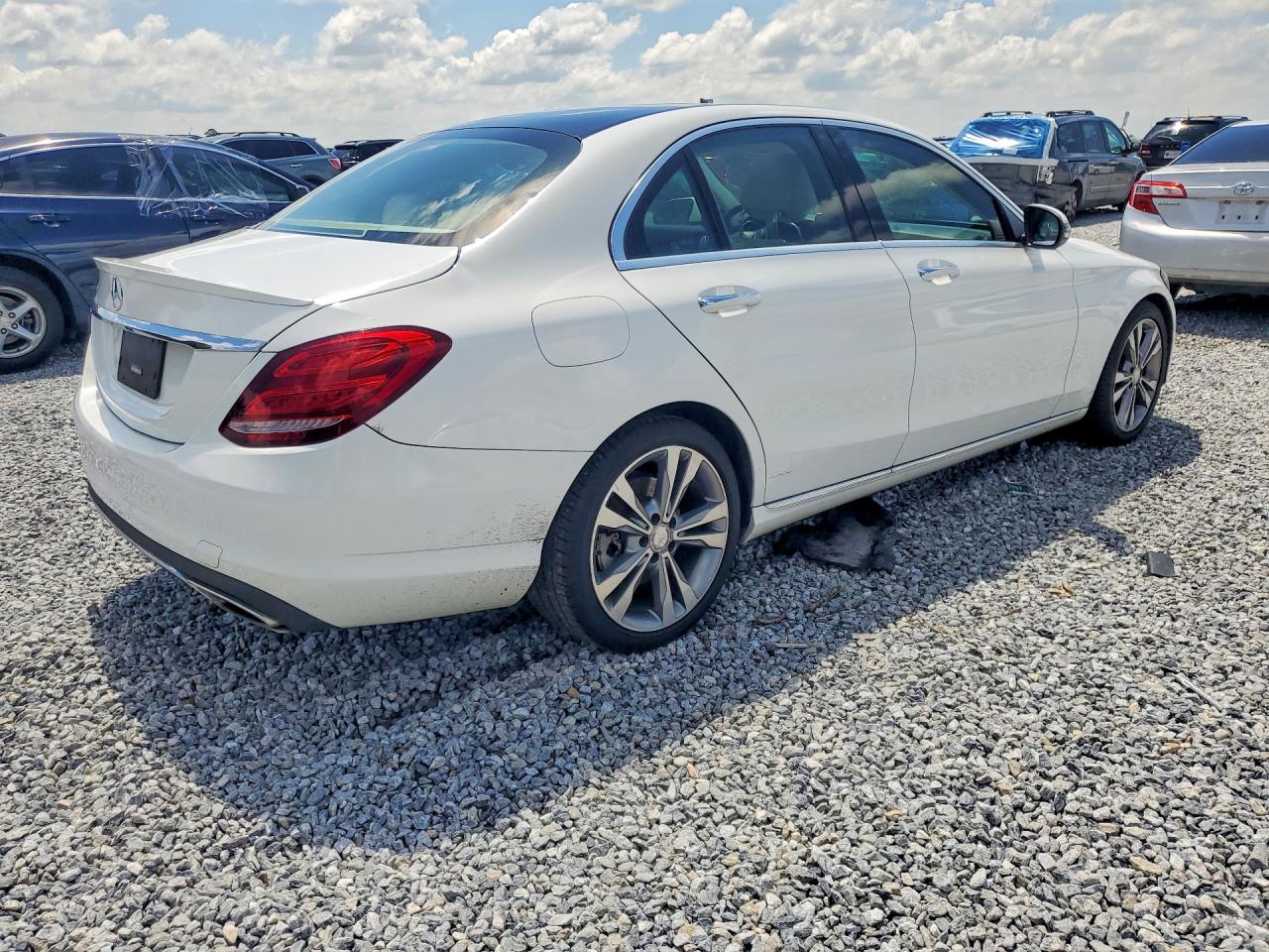 2016 Mercedes-benz C 300 White vin: 55SWF4JB2GU178633