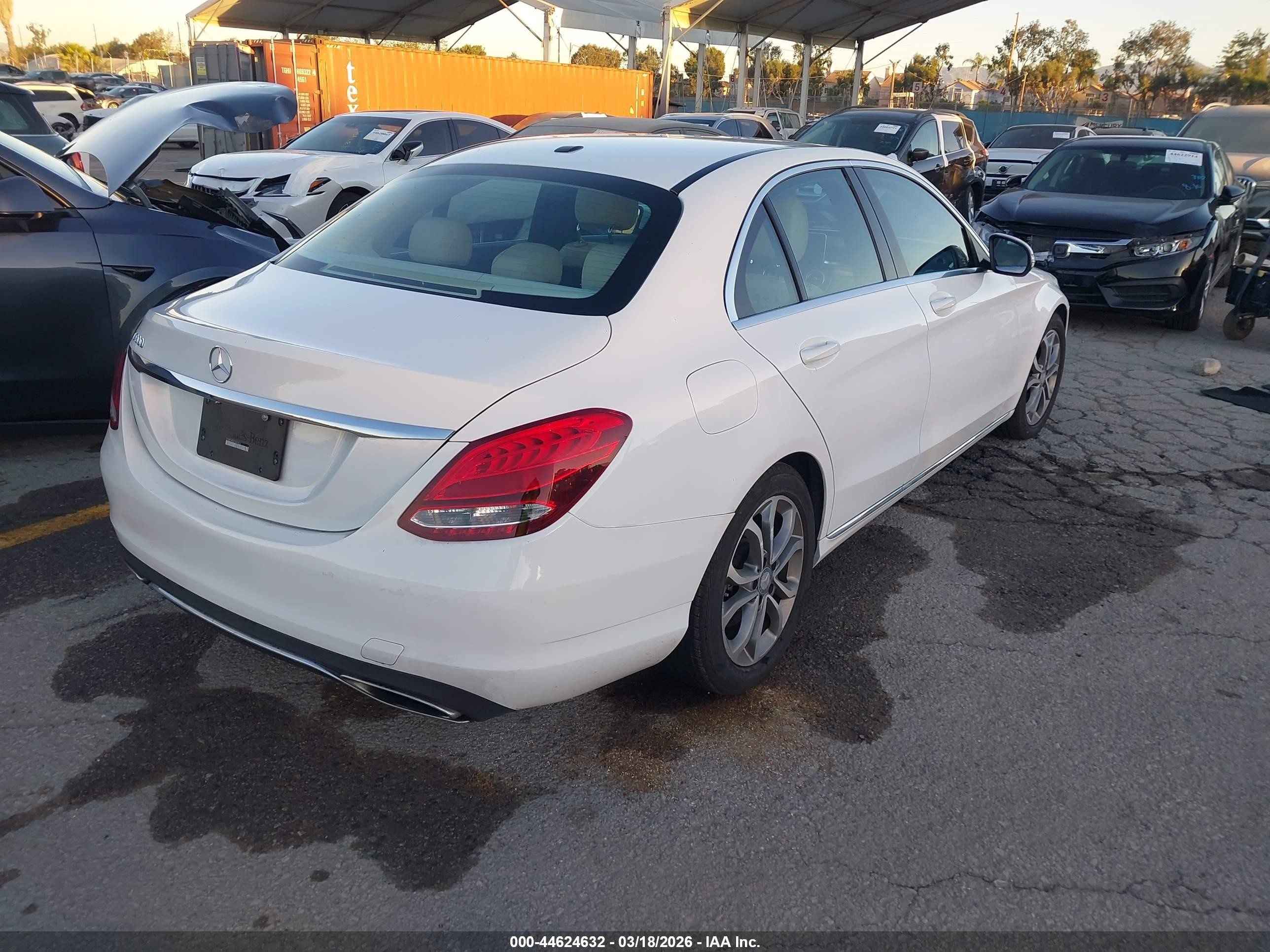 2015 Mercedes-benz C 300   White vin: 55SWF4JB3FU065823
