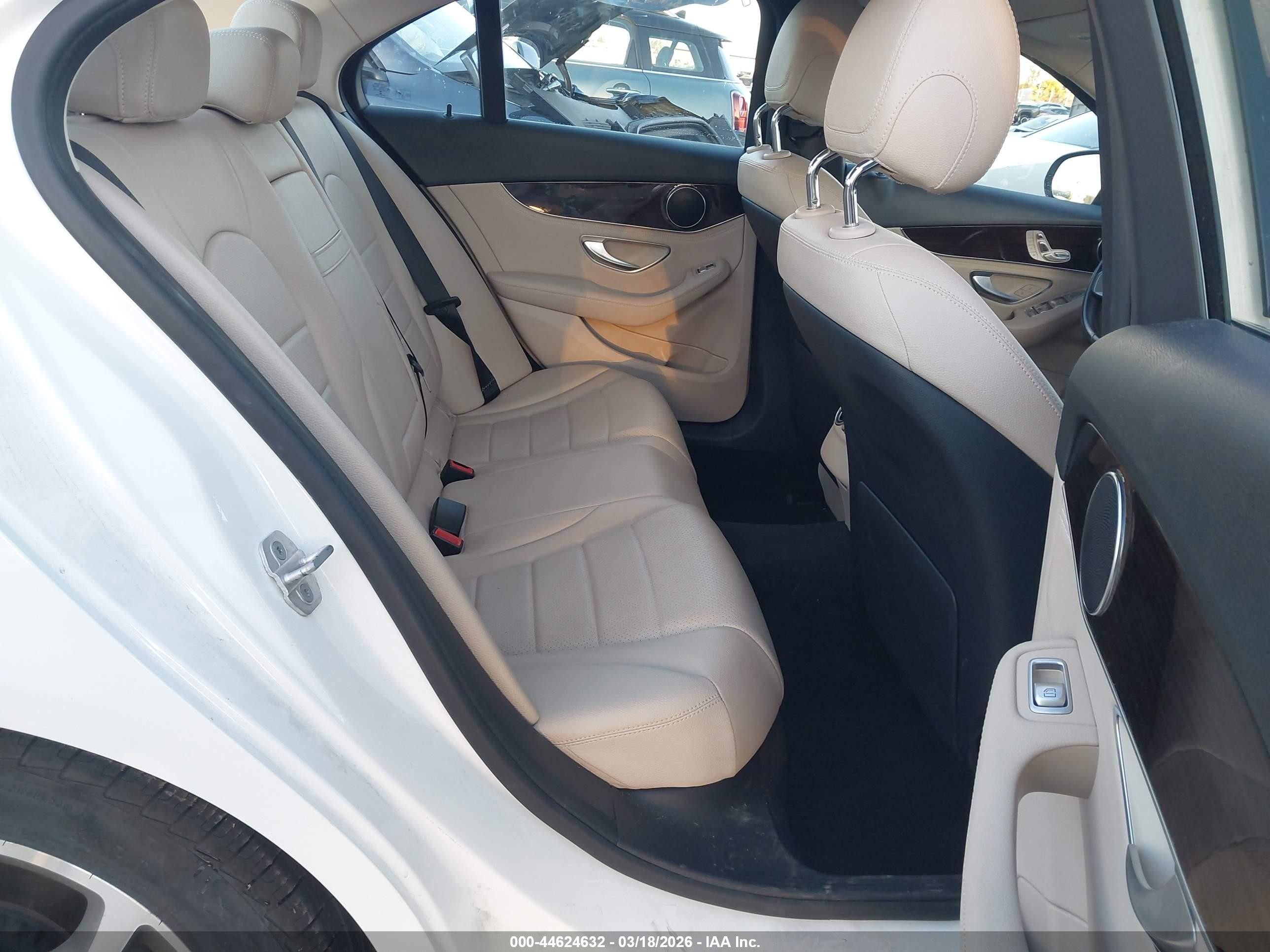 2015 Mercedes-benz C 300   White vin: 55SWF4JB3FU065823
