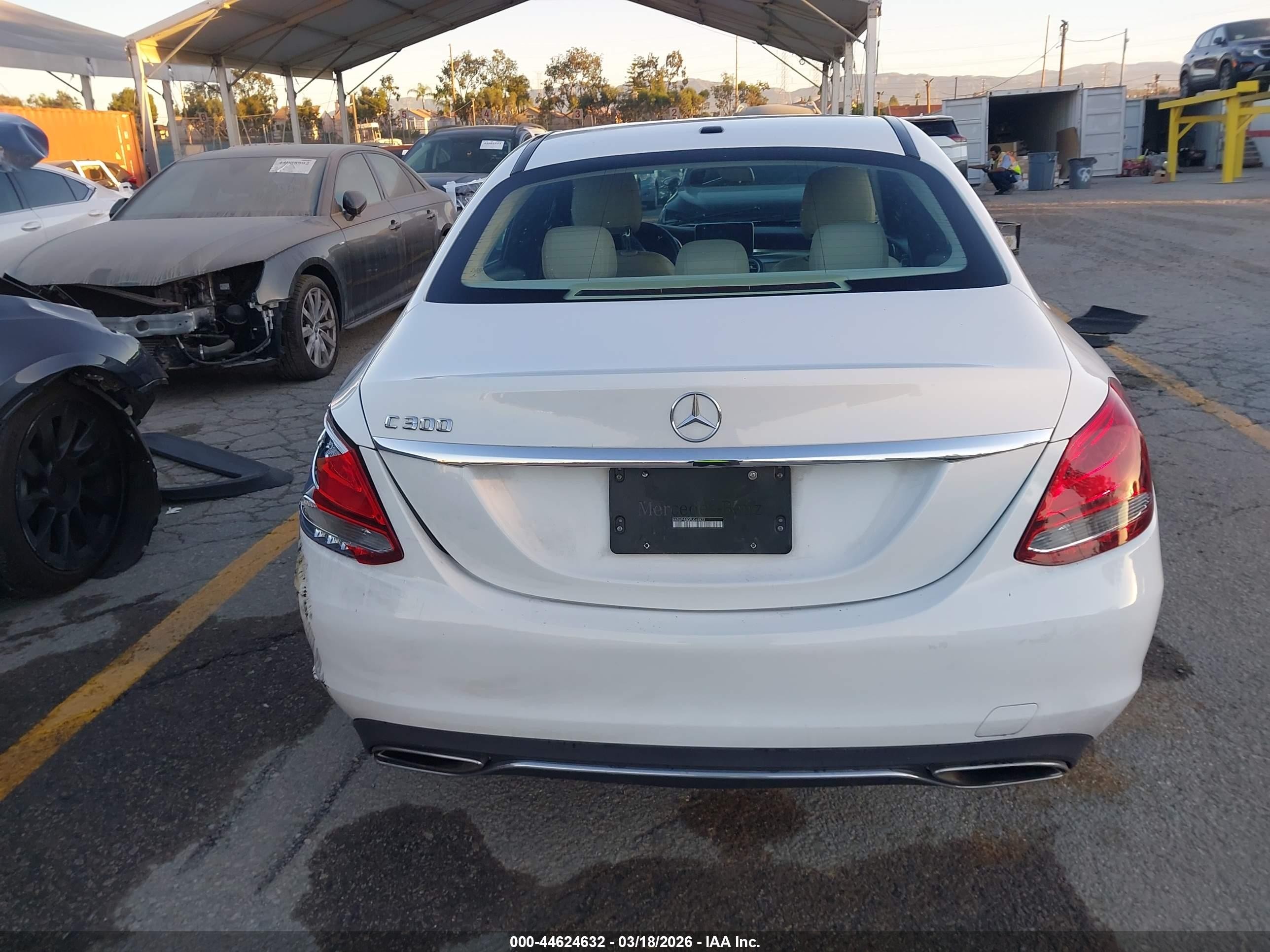 2015 Mercedes-benz C 300   White vin: 55SWF4JB3FU065823