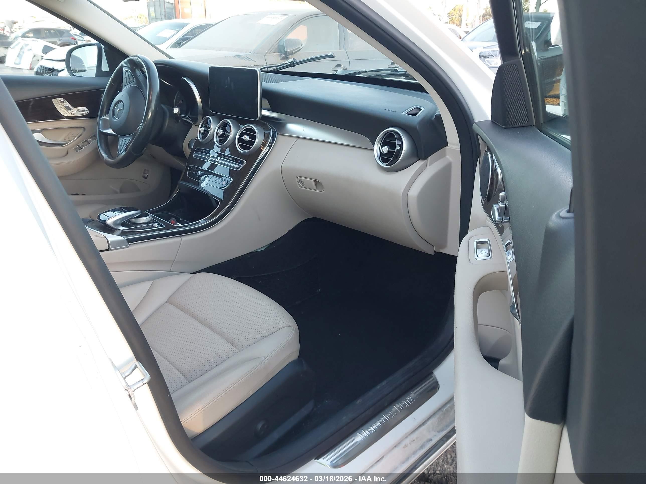 2015 Mercedes-benz C 300   White vin: 55SWF4JB3FU065823