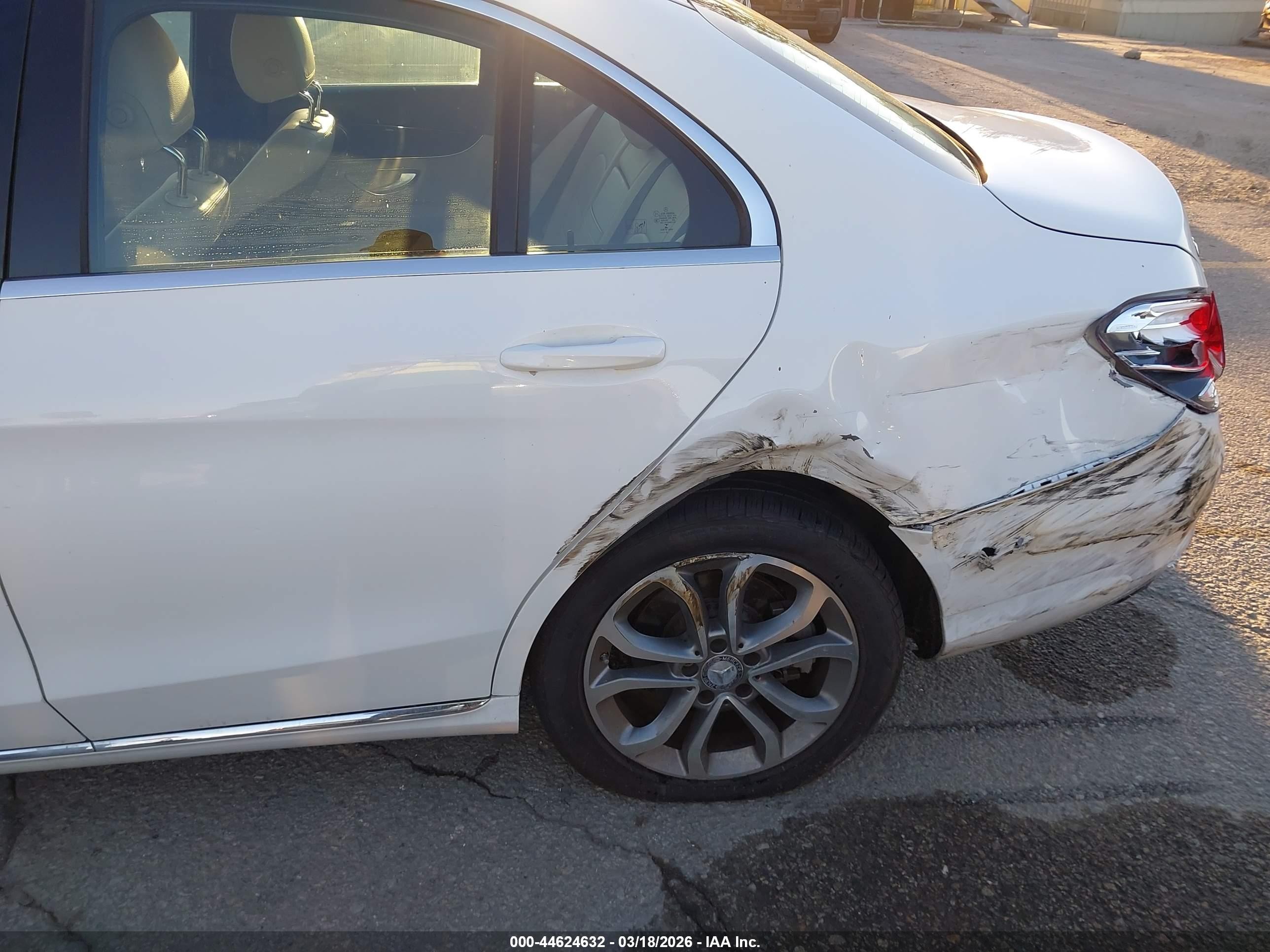 2015 Mercedes-benz C 300   White vin: 55SWF4JB3FU065823