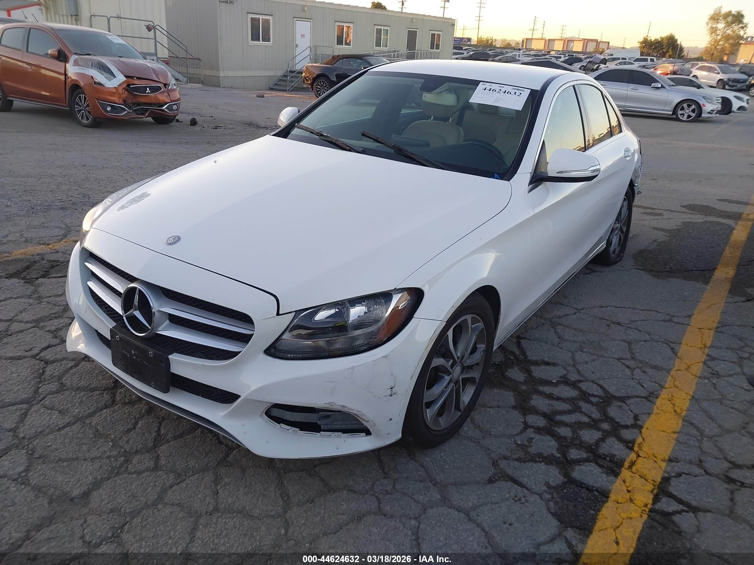 2015 Mercedes-benz C 300   White vin: 55SWF4JB3FU065823