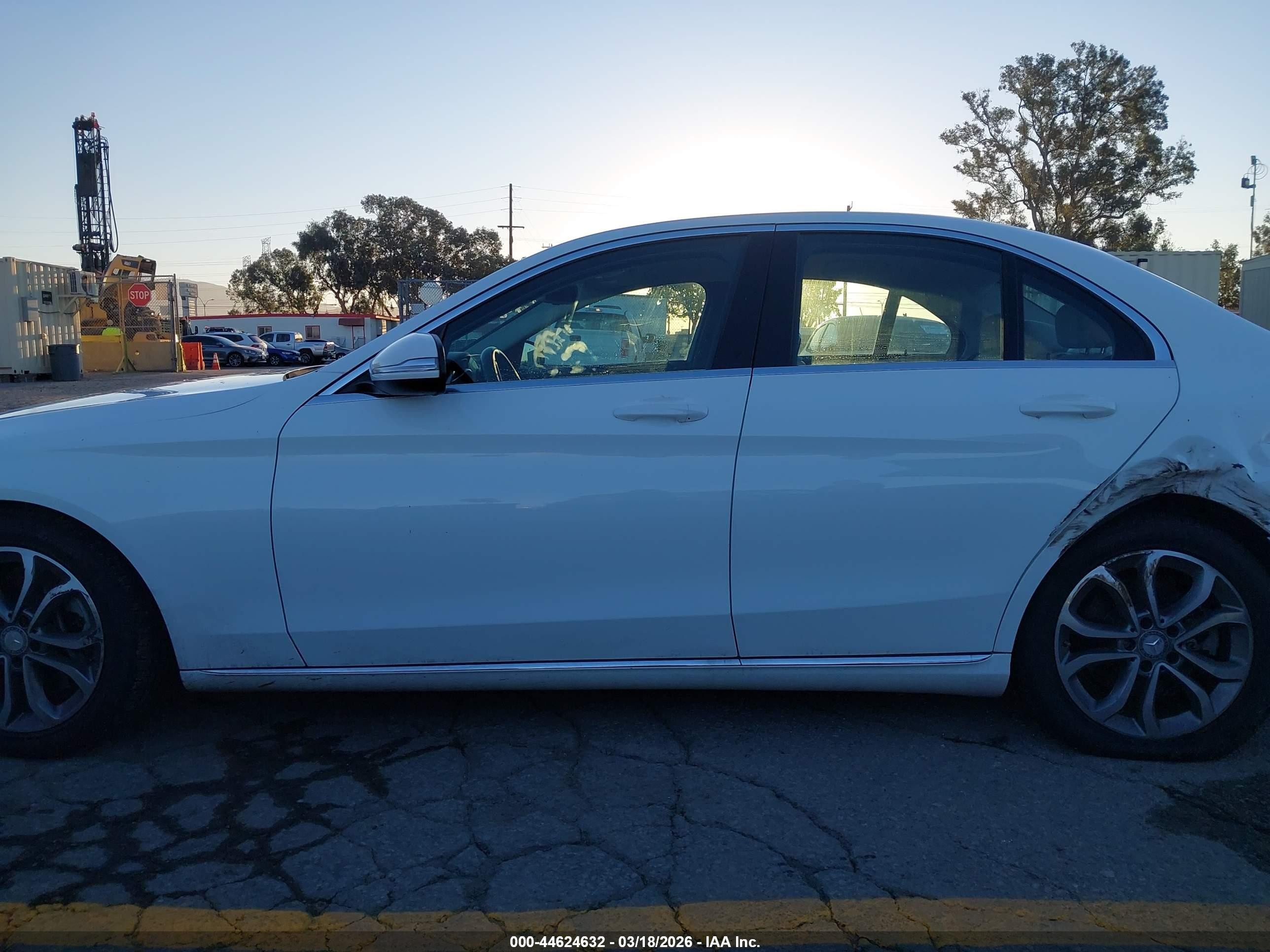 2015 Mercedes-benz C 300   White vin: 55SWF4JB3FU065823