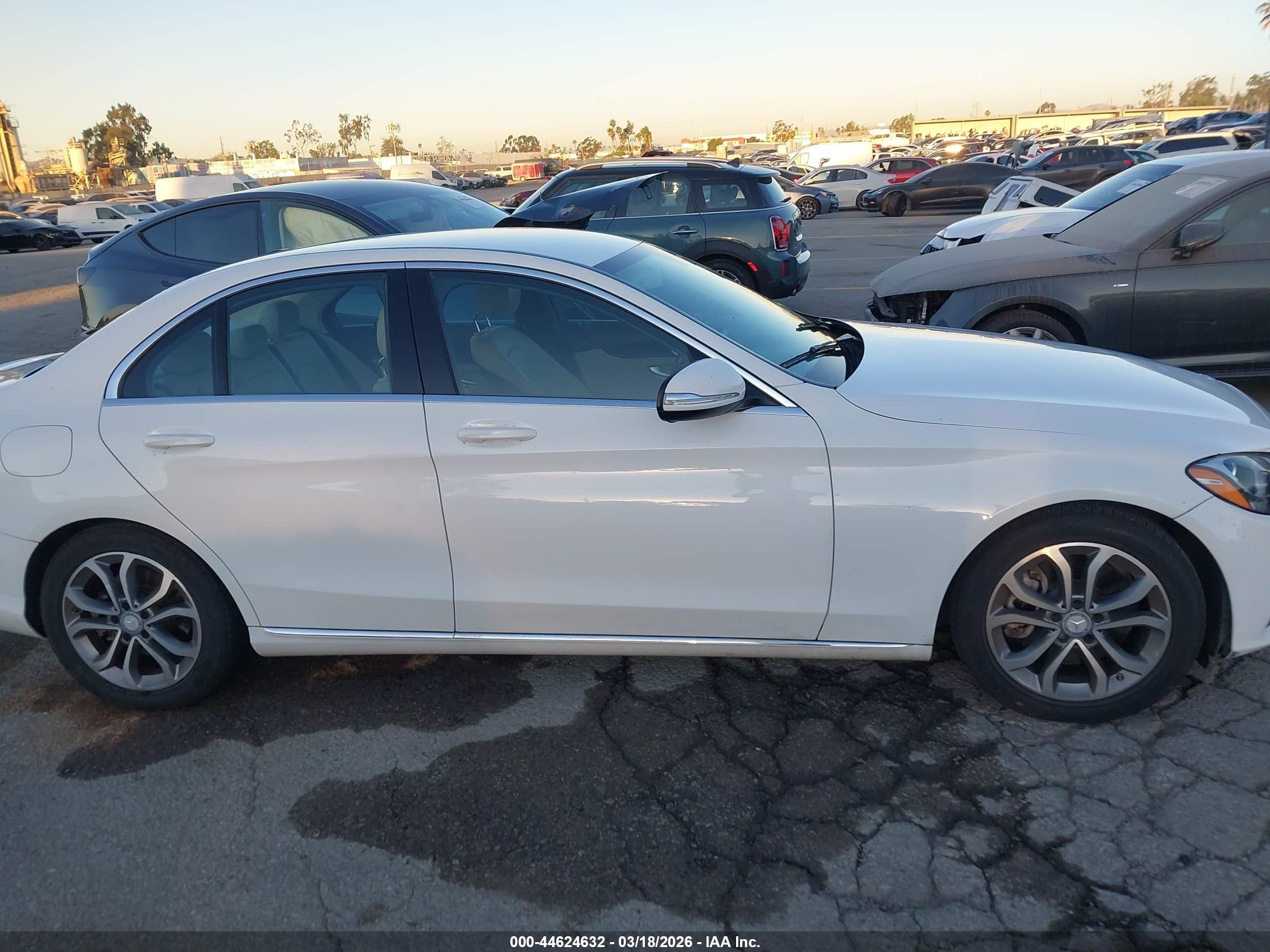 2015 Mercedes-benz C 300   White vin: 55SWF4JB3FU065823