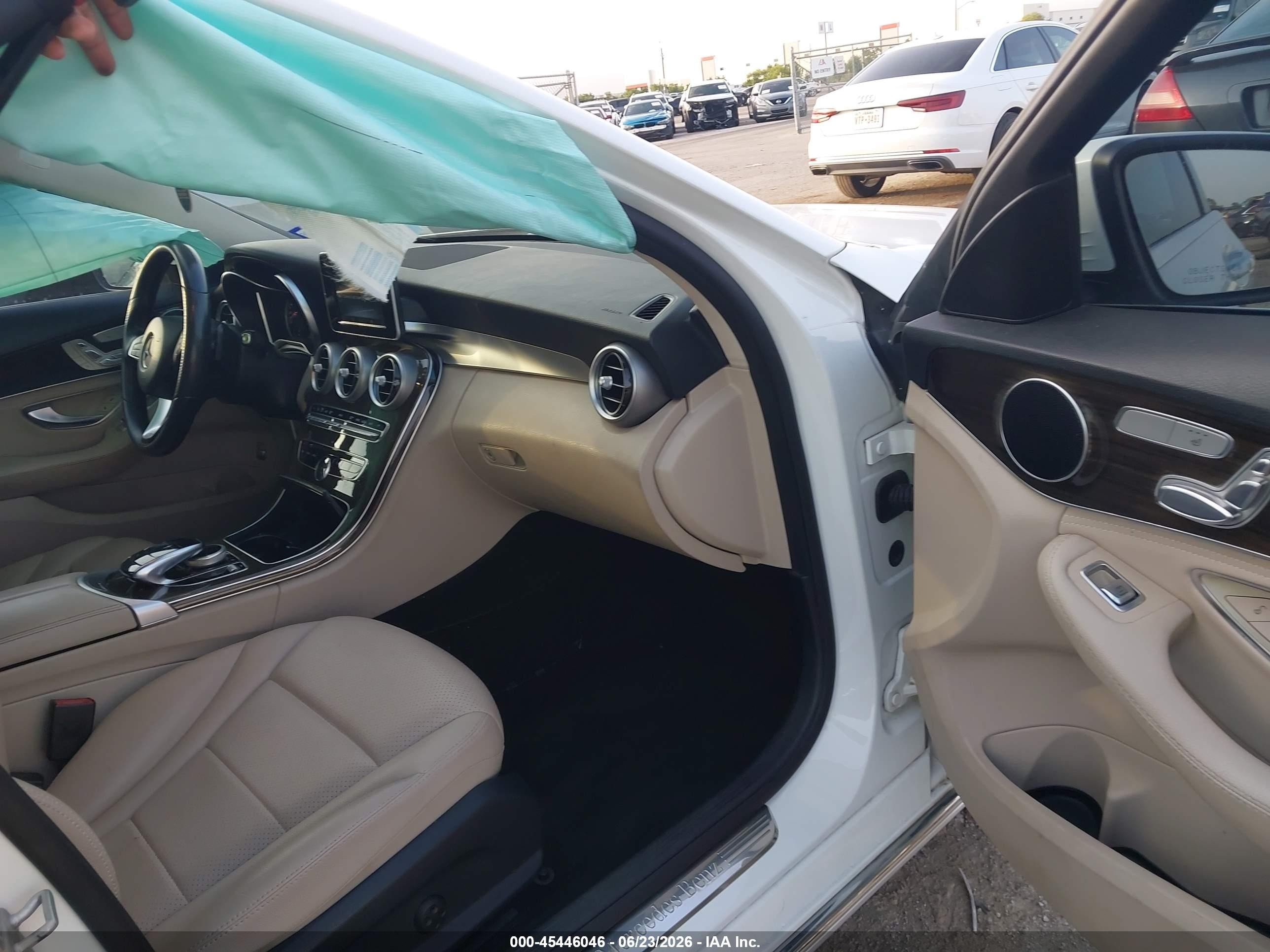 2015 Mercedes-benz C 300   White vin: 55SWF4JB3FU088390