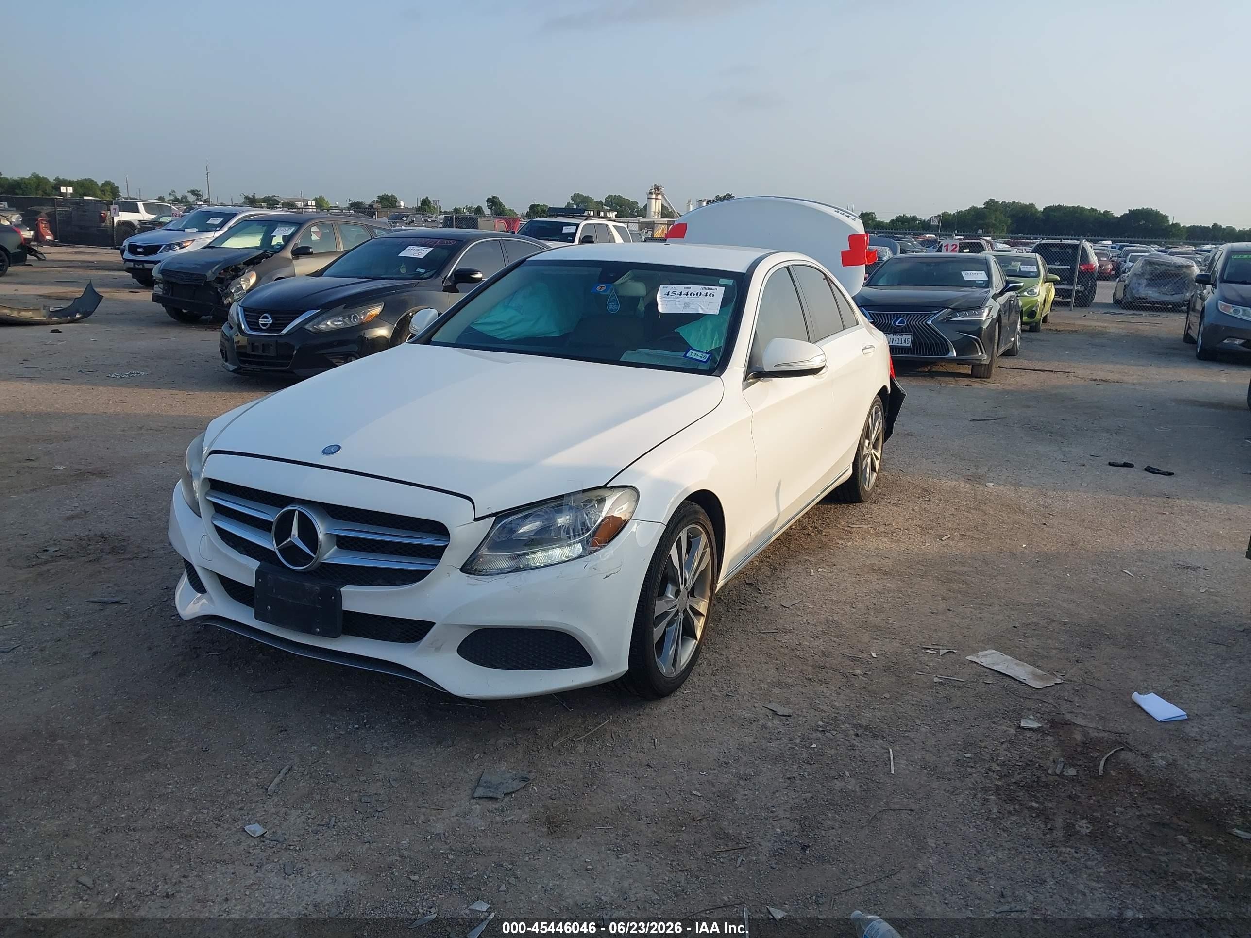 2015 Mercedes-benz C 300   White vin: 55SWF4JB3FU088390