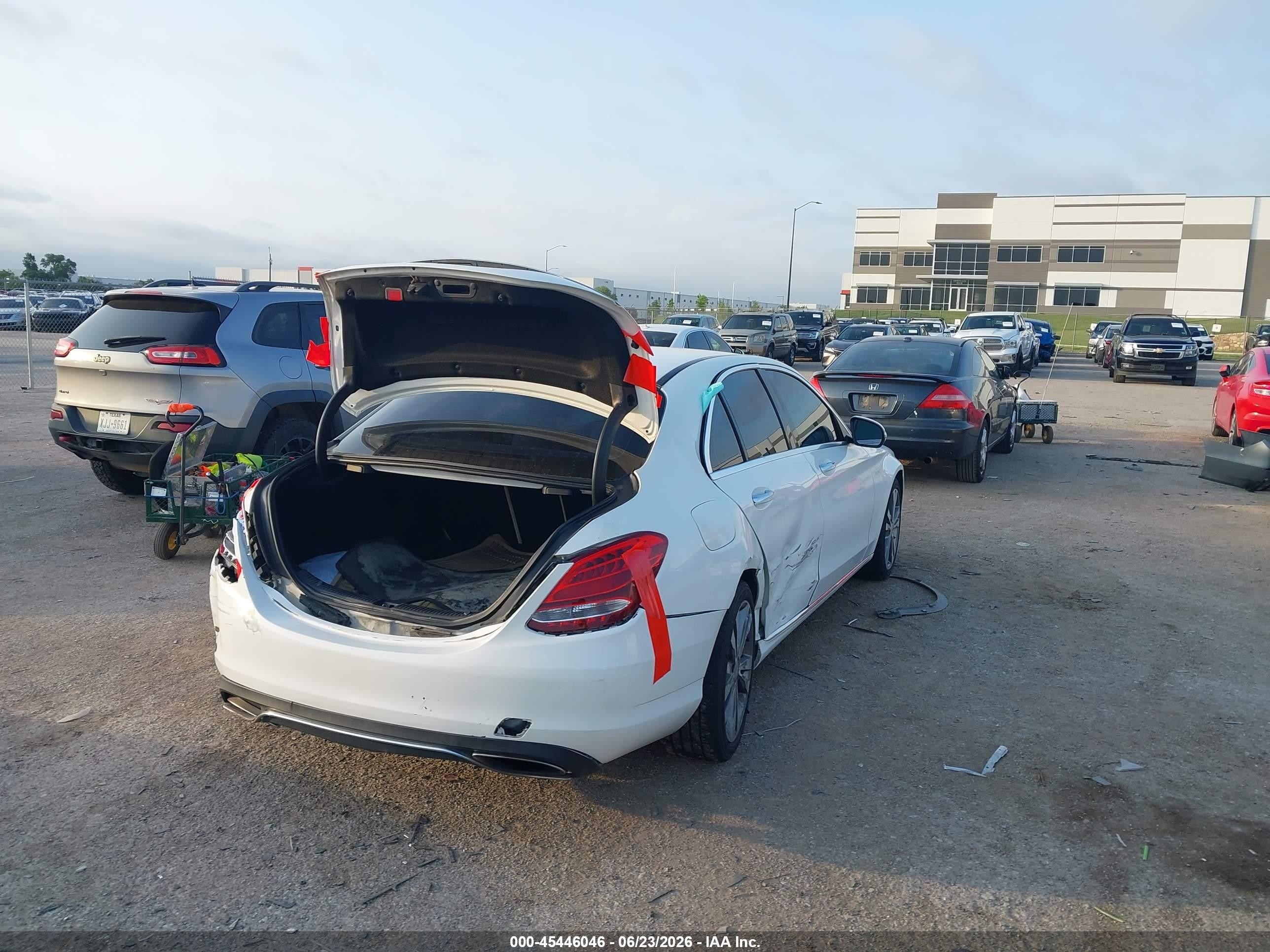 2015 Mercedes-benz C 300   White vin: 55SWF4JB3FU088390