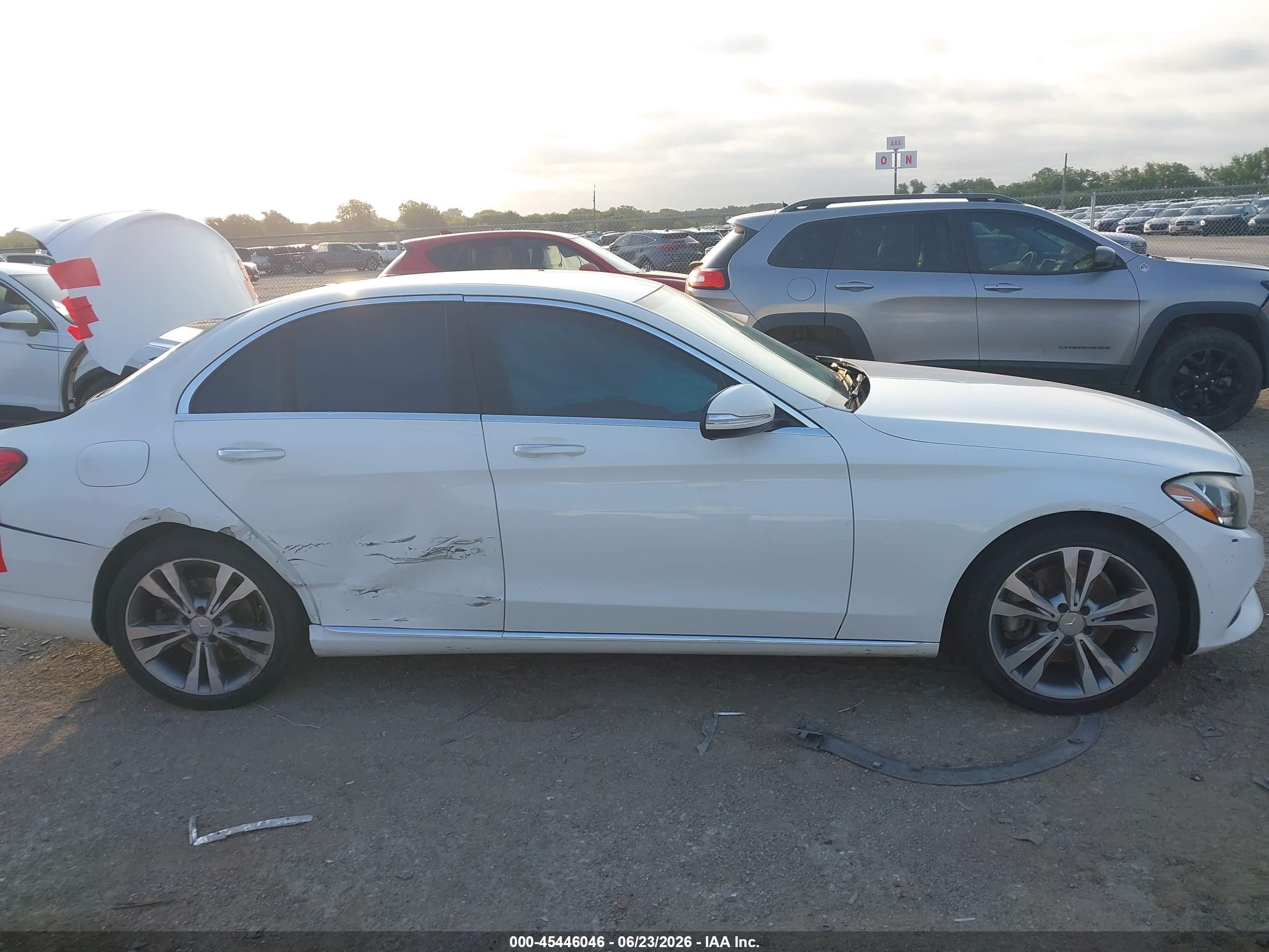 2015 Mercedes-benz C 300   White vin: 55SWF4JB3FU088390