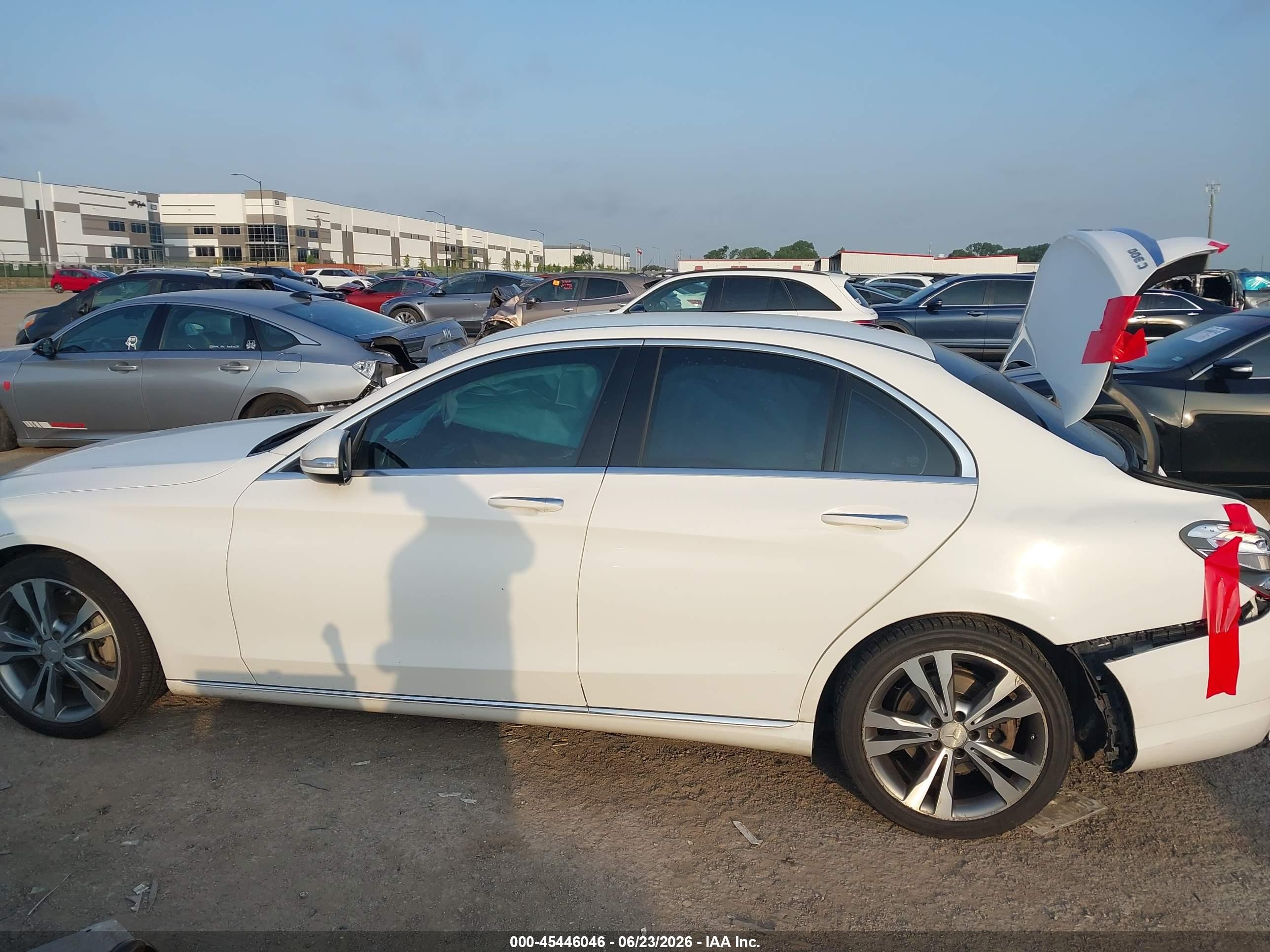 2015 Mercedes-benz C 300   White vin: 55SWF4JB3FU088390