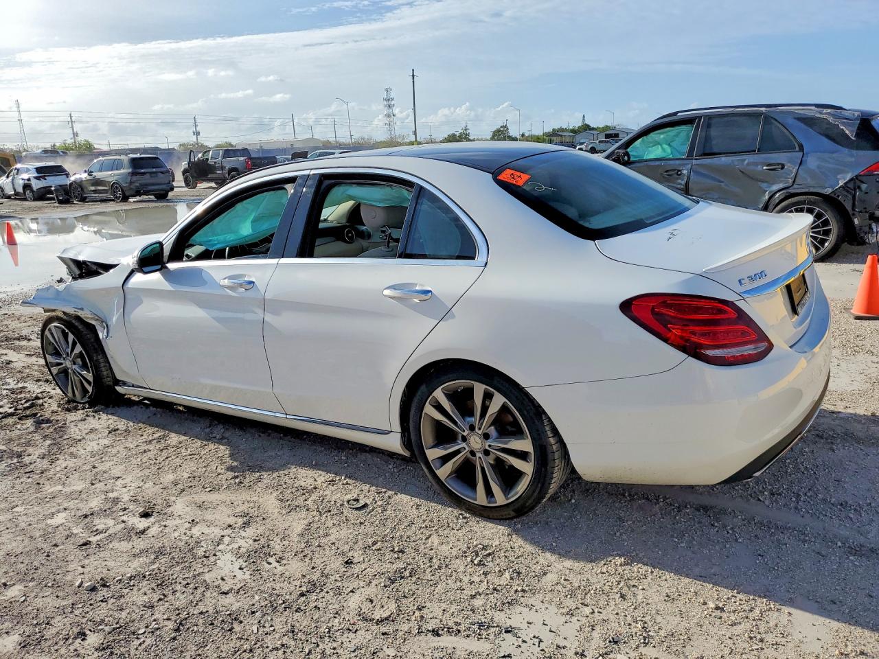 2016 Mercedes-benz C 300 White vin: 55SWF4JB3GU161758