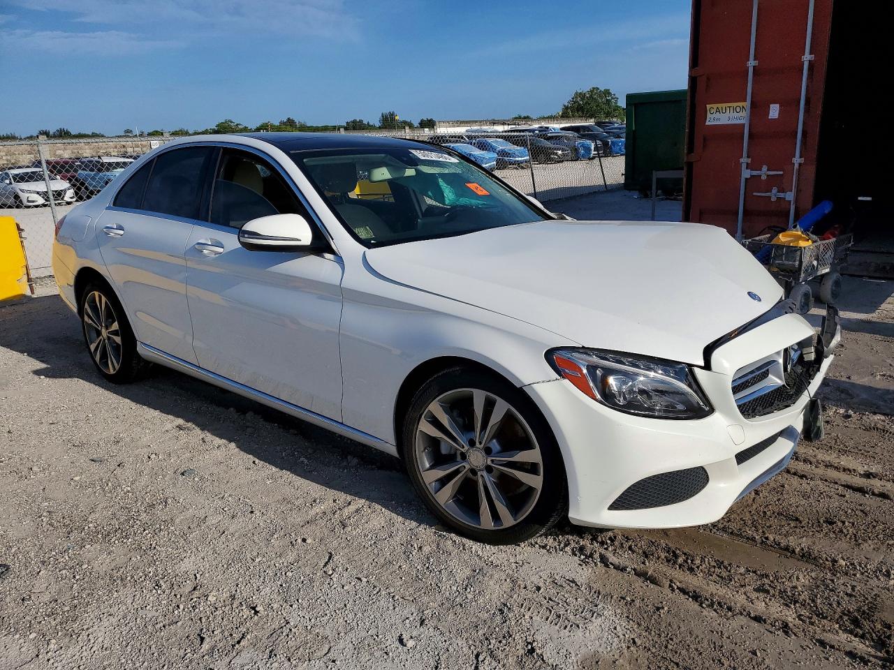 2016 Mercedes-benz C 300 White vin: 55SWF4JB3GU161758