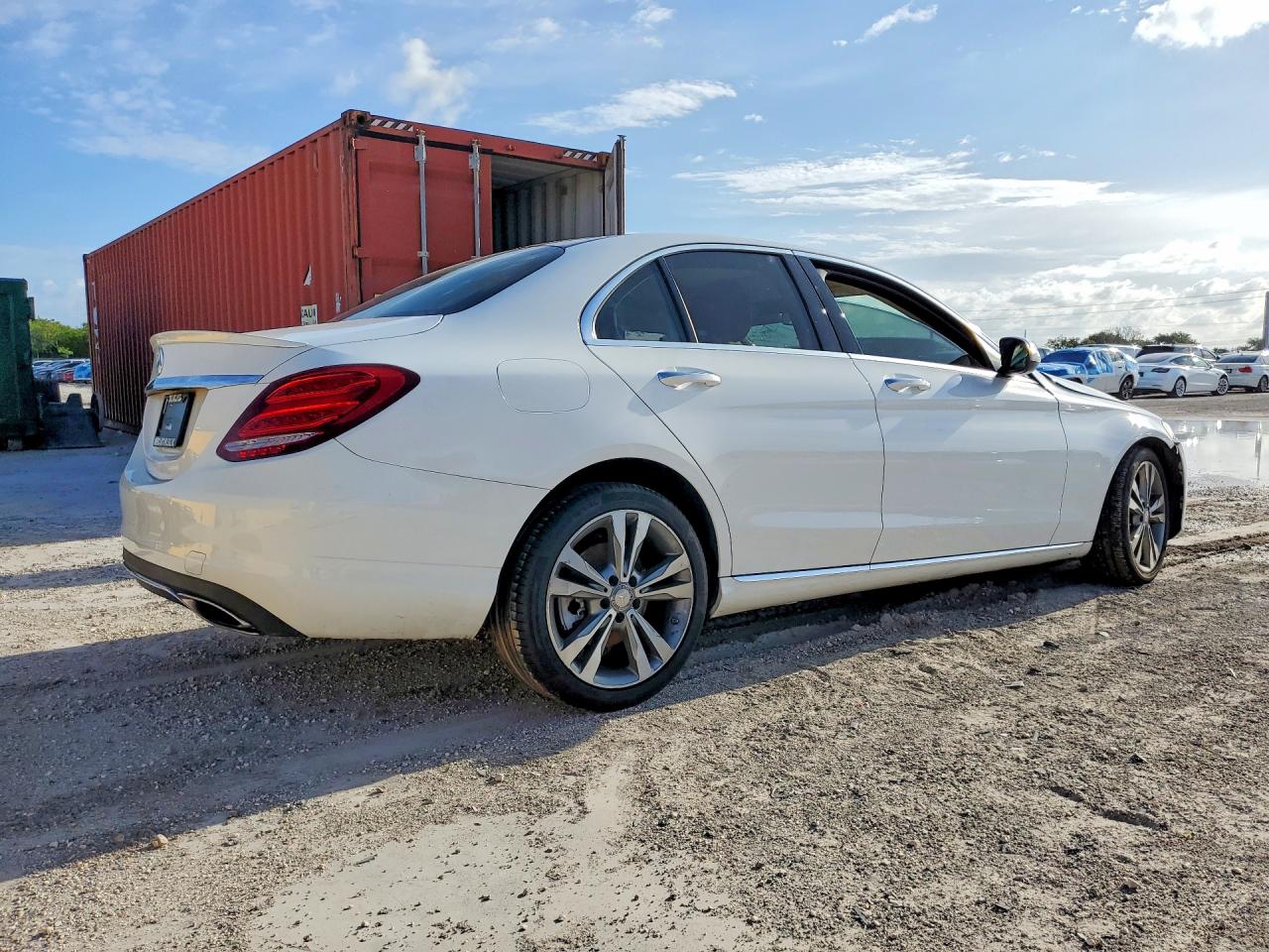2016 Mercedes-benz C 300 White vin: 55SWF4JB3GU161758